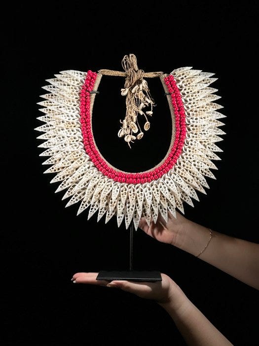 Koriste-esine - SN7 - Decorative Shell Necklace on a custom stand