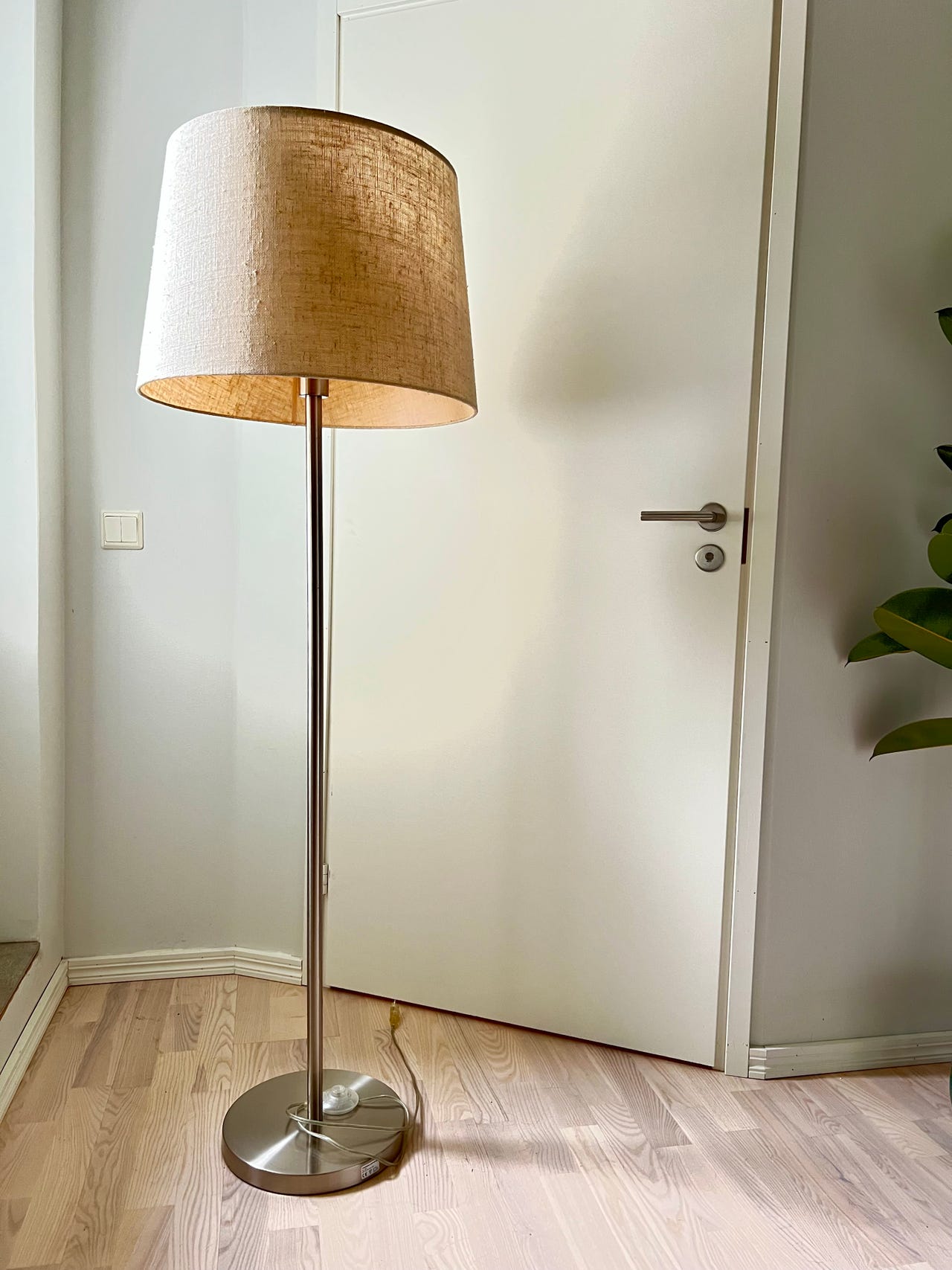Iso pellavainen varjostin jalkavalaisimeen