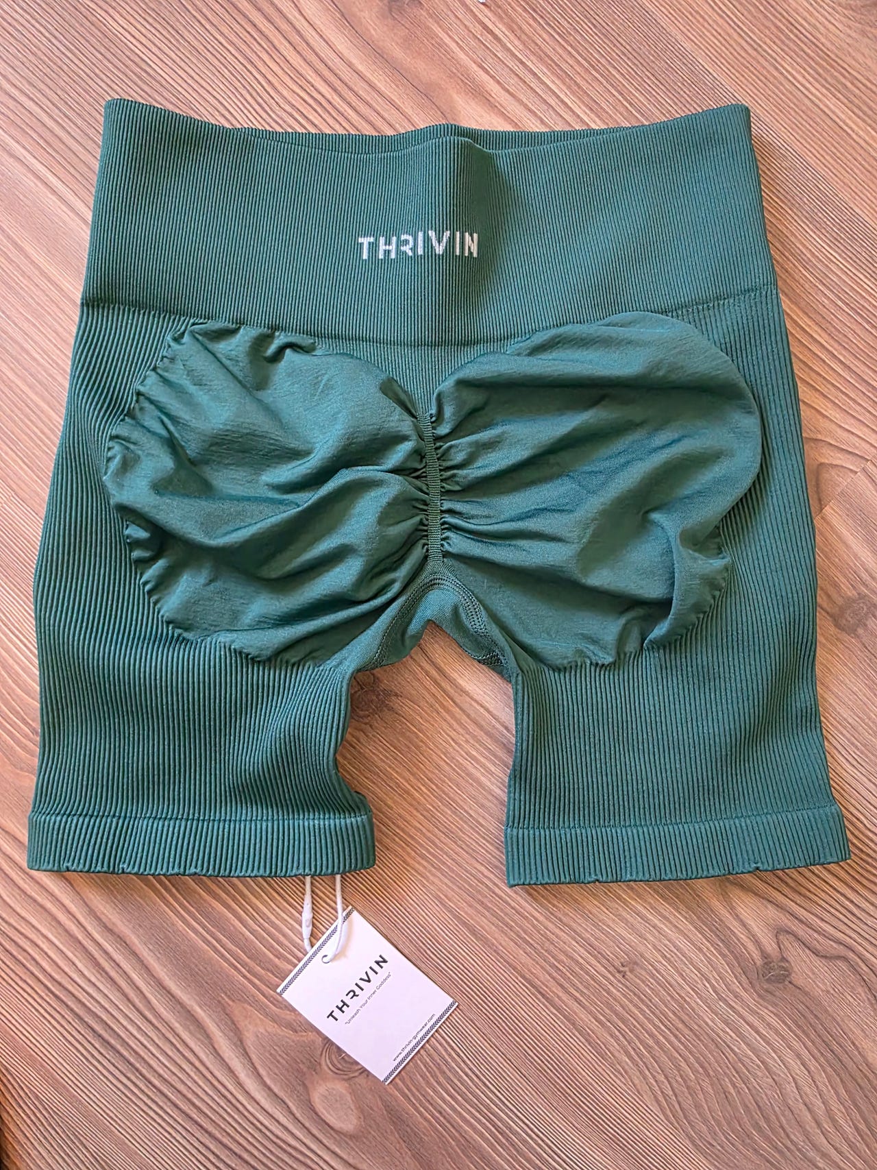 Thrivin -merkkiset shortsit L