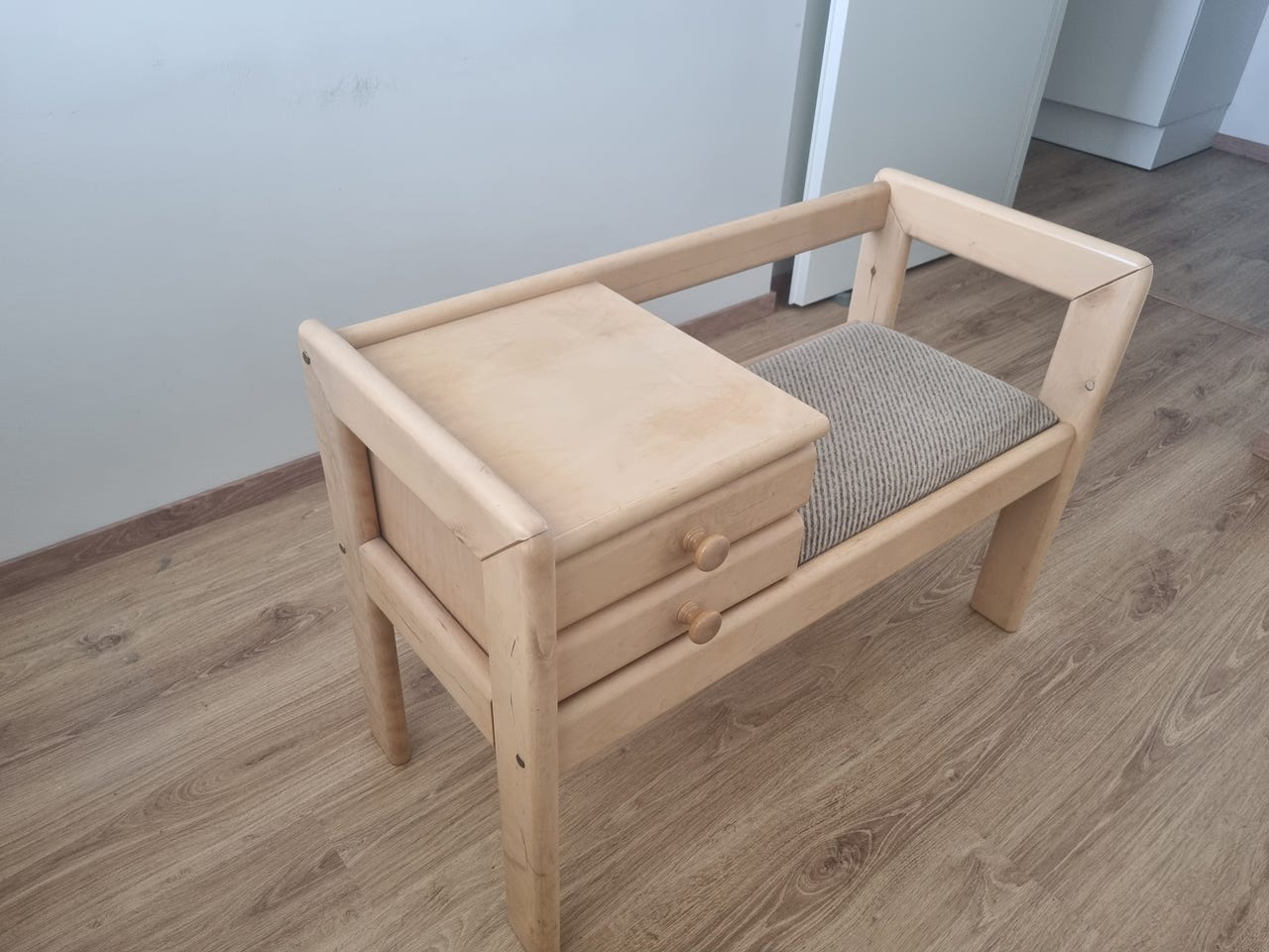 Puhelinpöytä