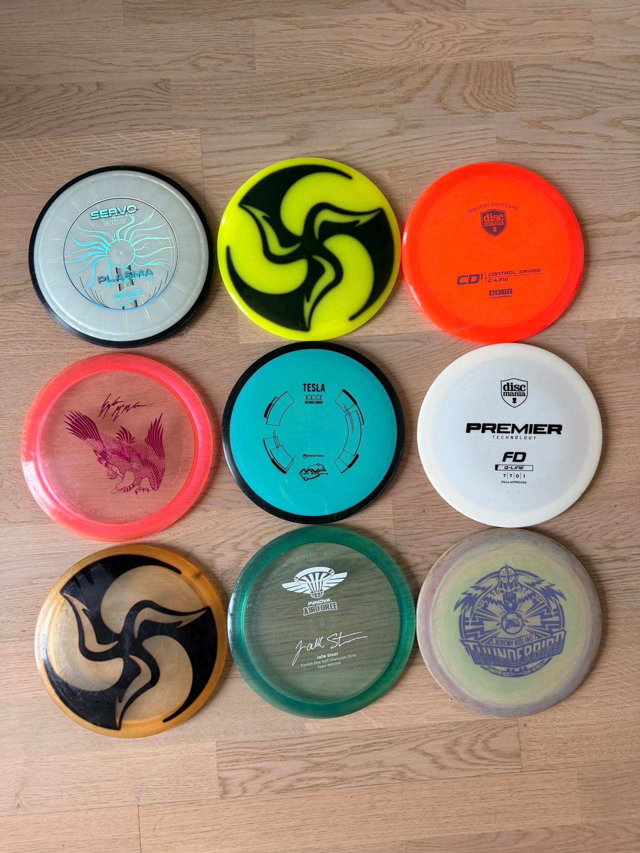 Frisbeegolf kiekkoja eri merkkejä