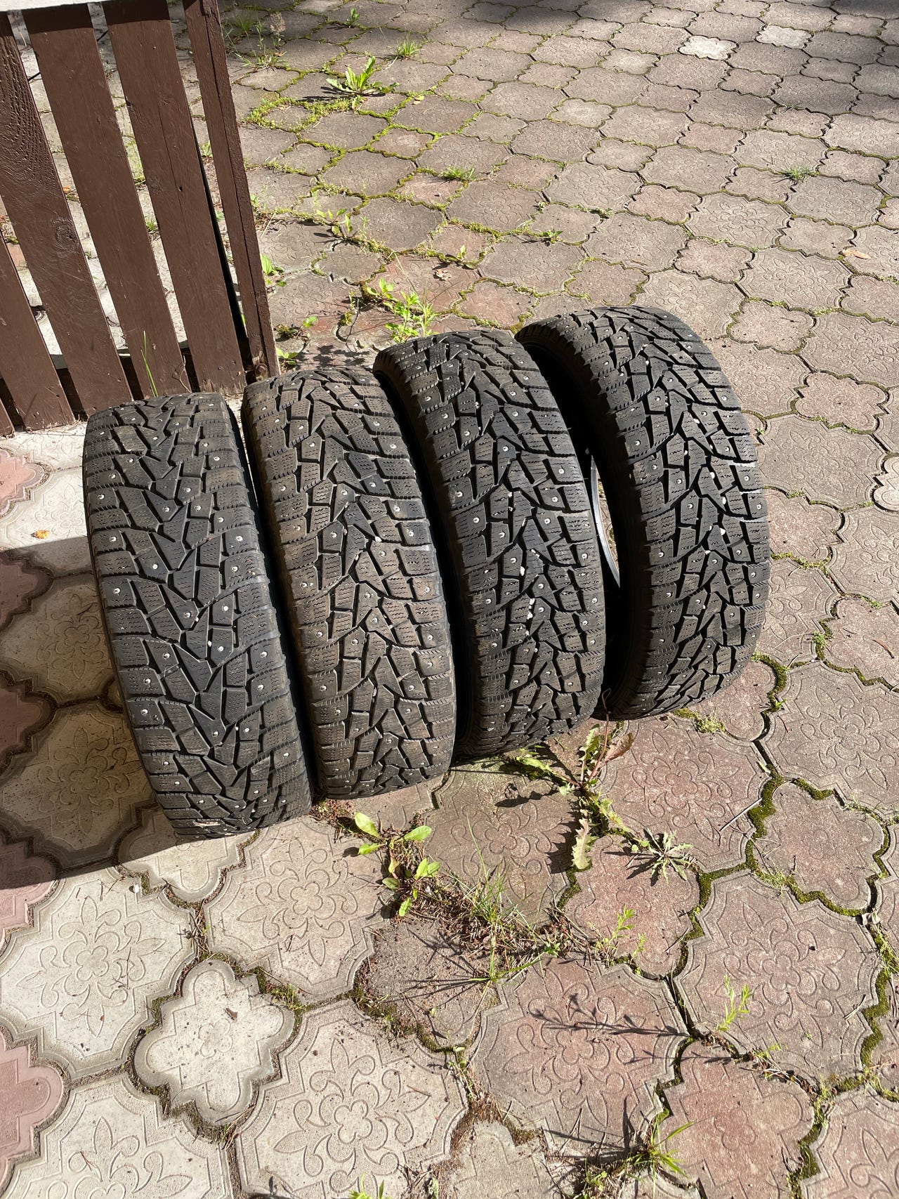 Nastarenkaat 185/60/R15 hyvässä kunnossa
