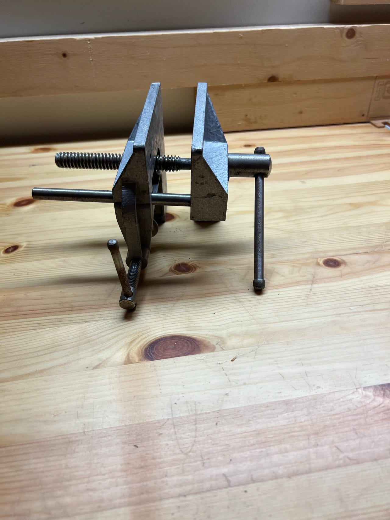 Metallinen 90 asteen kulmapuristin