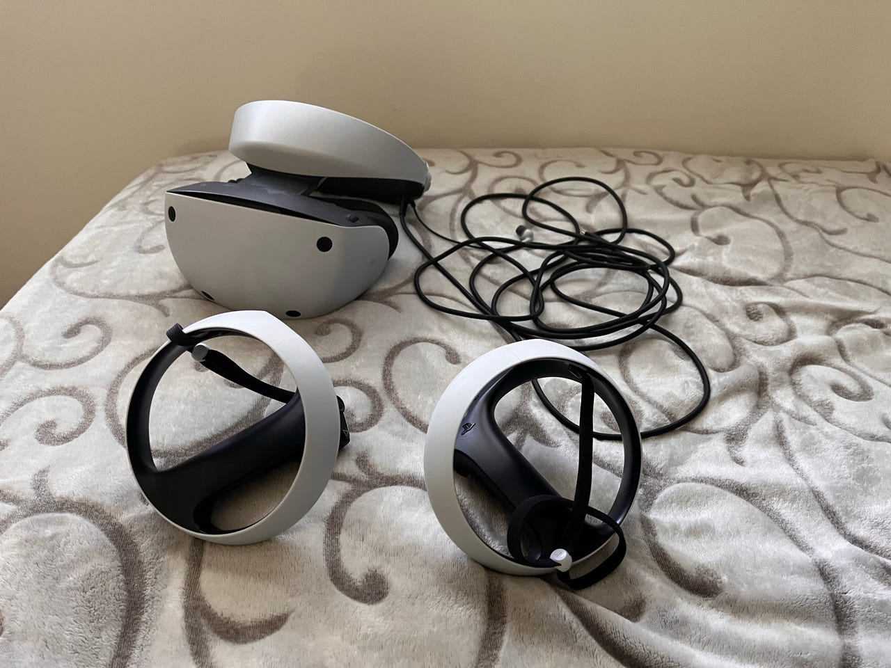 Sony PlayStation VR2 virtuaalilasit ohjaimilla