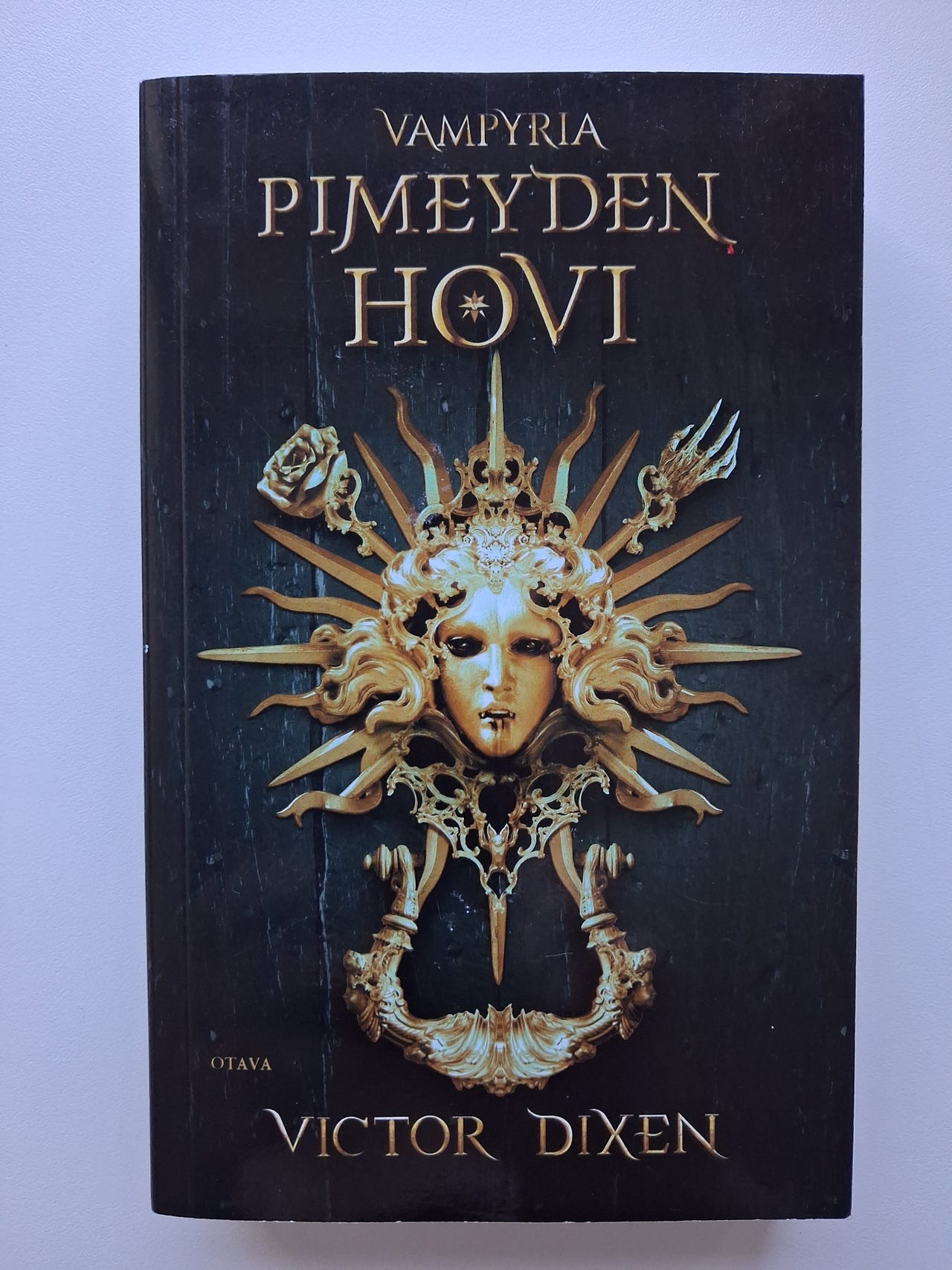 Kirja Pimeyden hovi