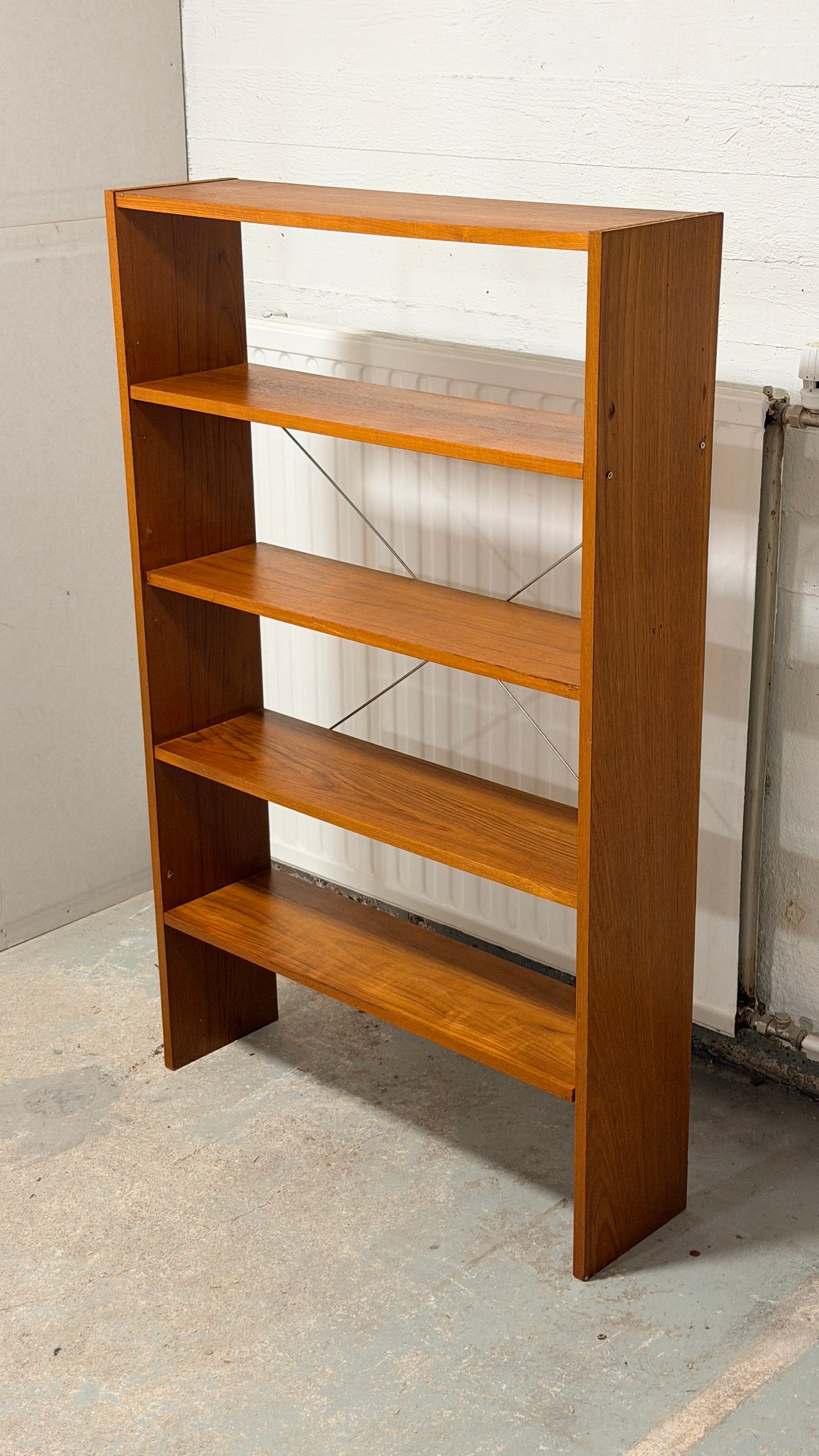 Kaunis teak-hylly (kuljetus)