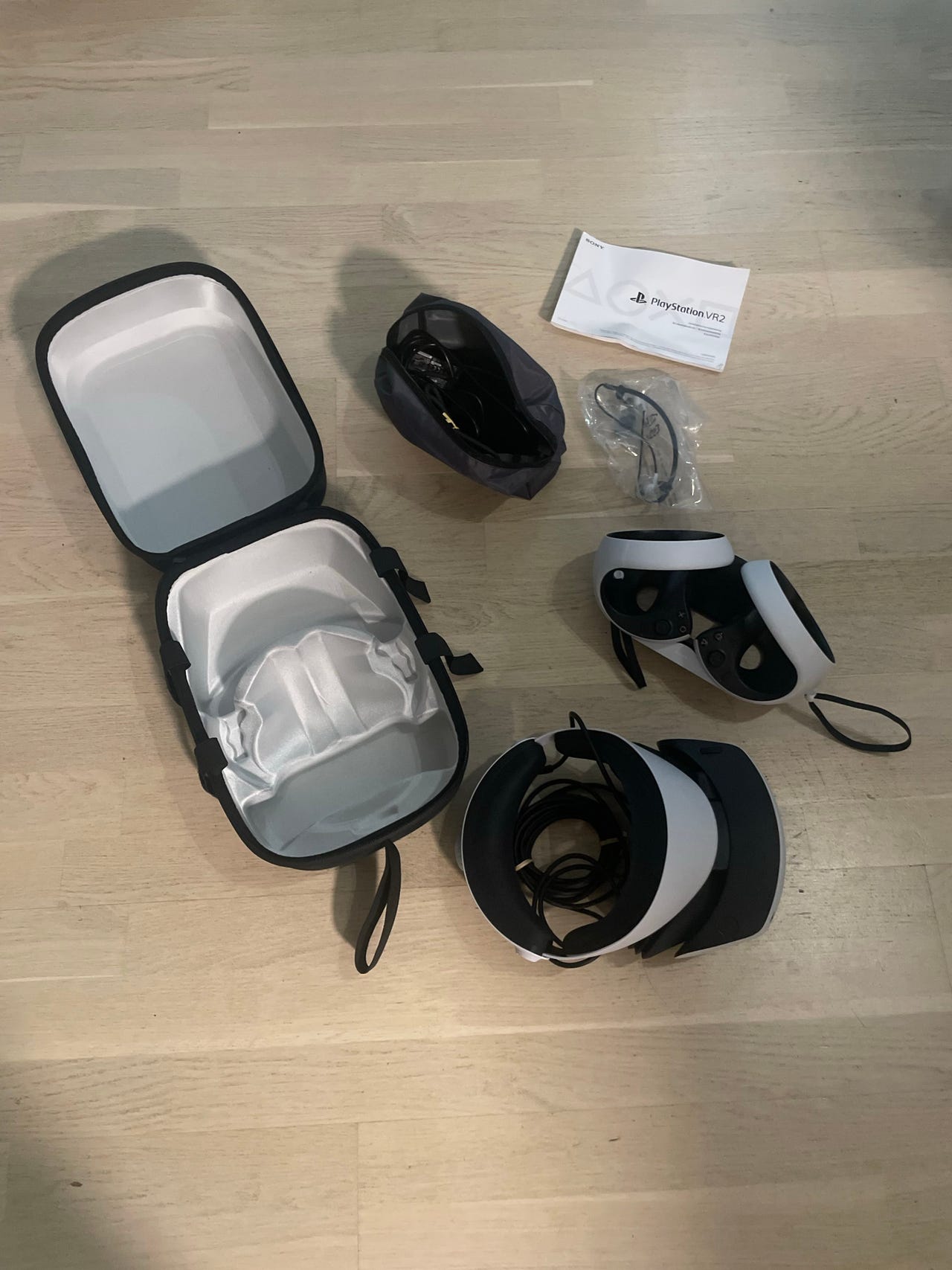 PlayStation VR2 virtuaalilasit ja ohjaimet