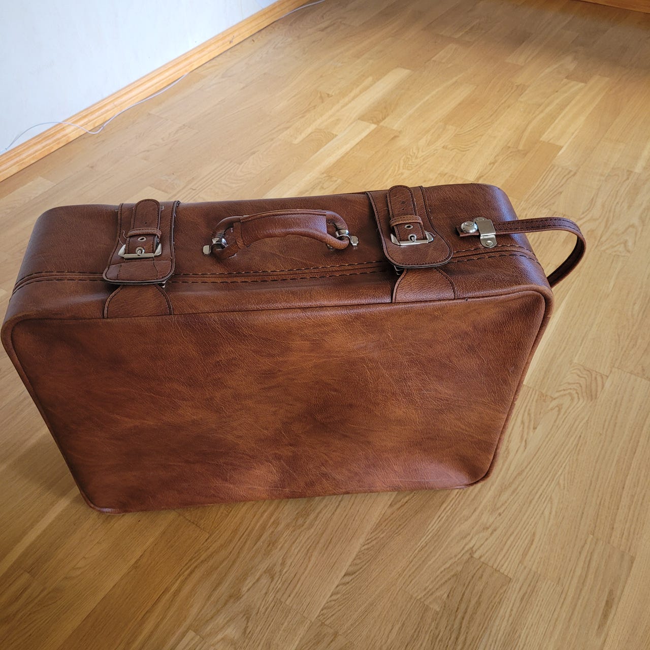 Vanha nahkainen matkalaukku – vintage – hyväkuntoinen