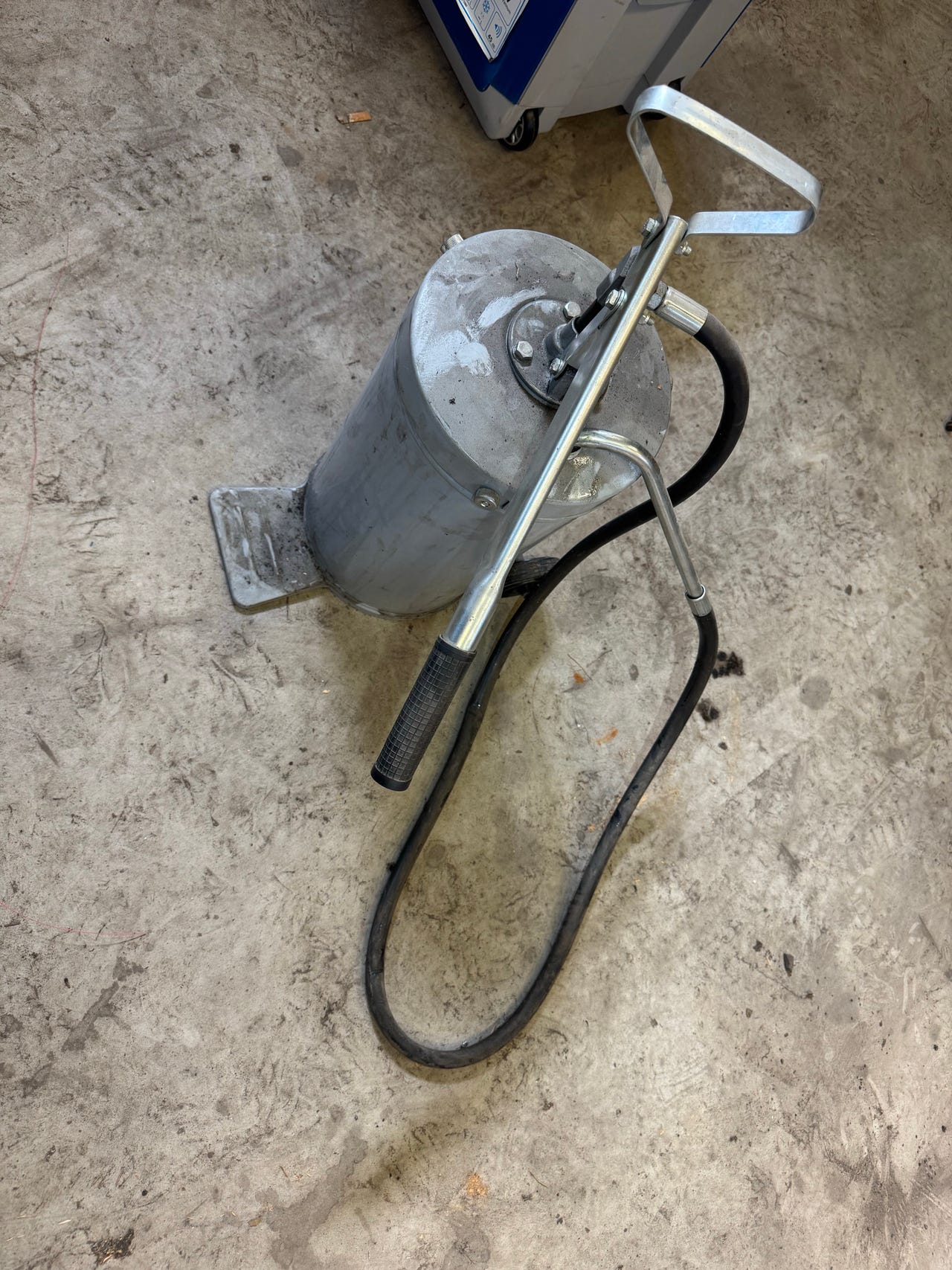 Käsikäyttöinen voiteluainepumppu sisältöineen