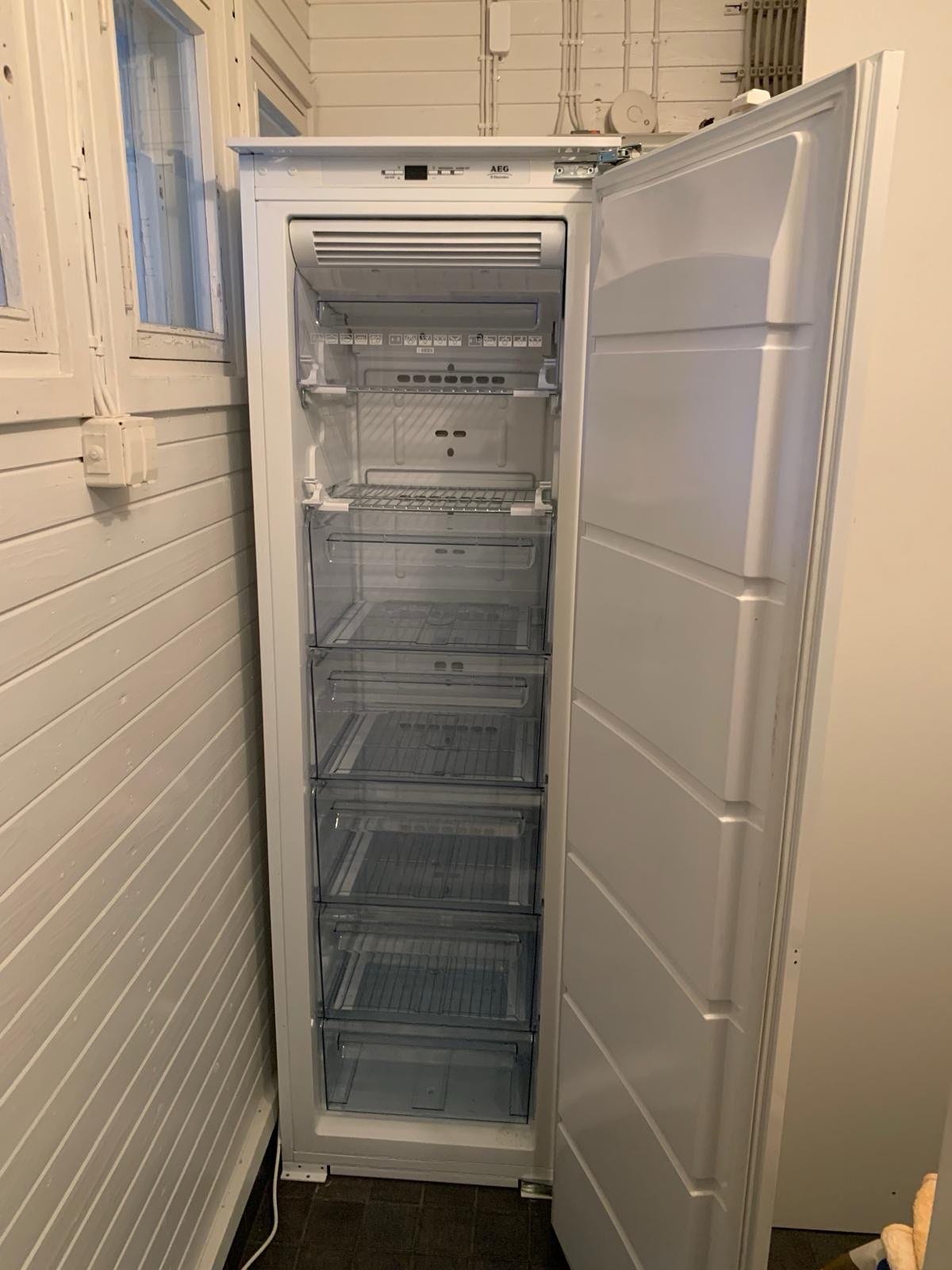 AEG FIN220 D integroitava pakastin
