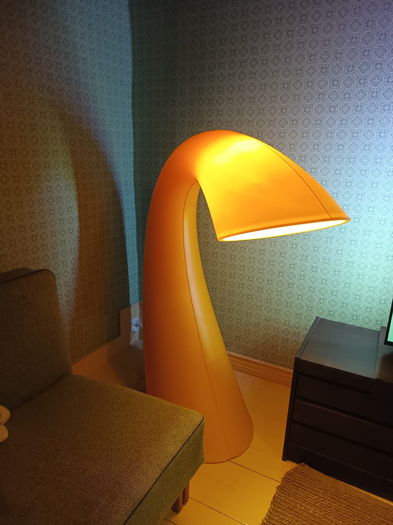 Eero Aarnio swan XL lattiavalaisin