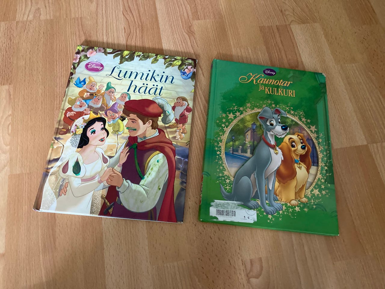 Disney satukirjat Lumikin häät ja Kaunotar ja kulkuri