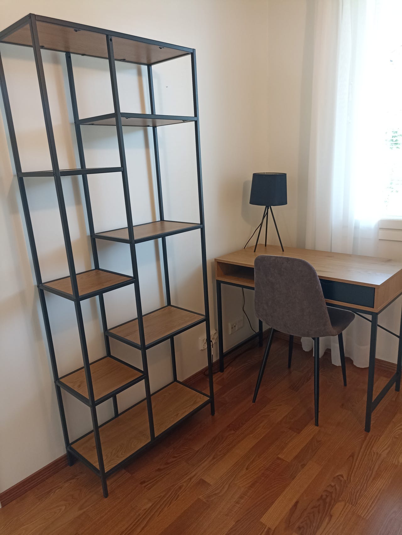 Työpöytä, hylly, tuoli ja pöytälamppu