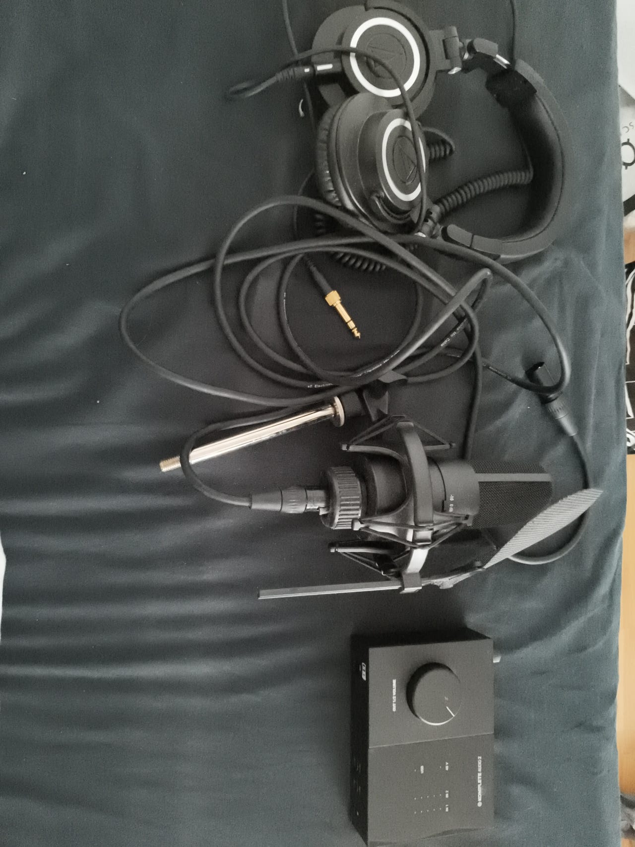 sE Electronics mikrofoni, äänikortti ja Audio-Technica kuulokkeet