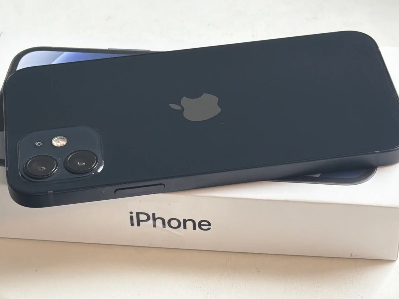 ALE iPhone 12 64GB black - TAKUU 12 kk