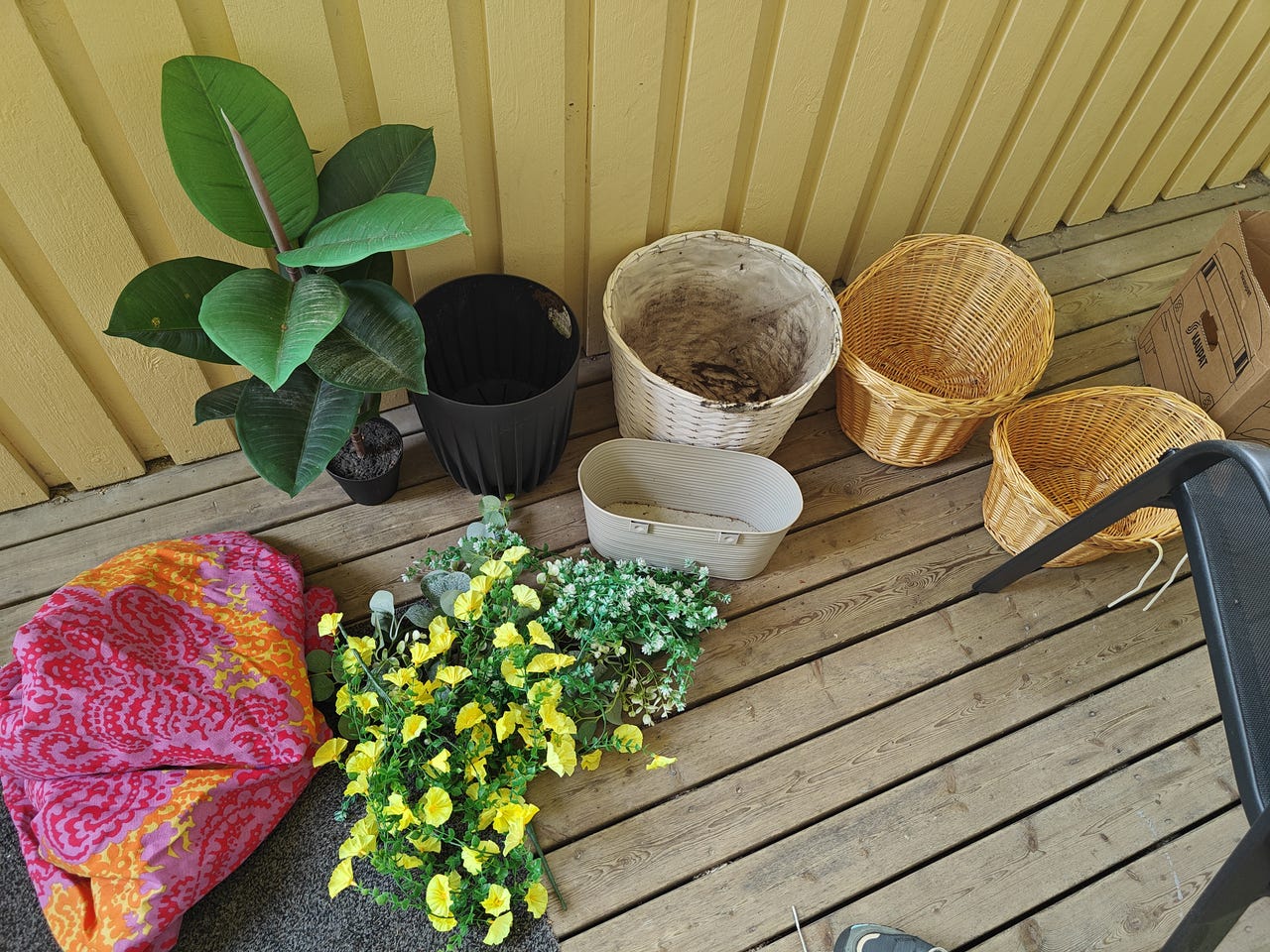 teko kukkia ja ruukkuja
