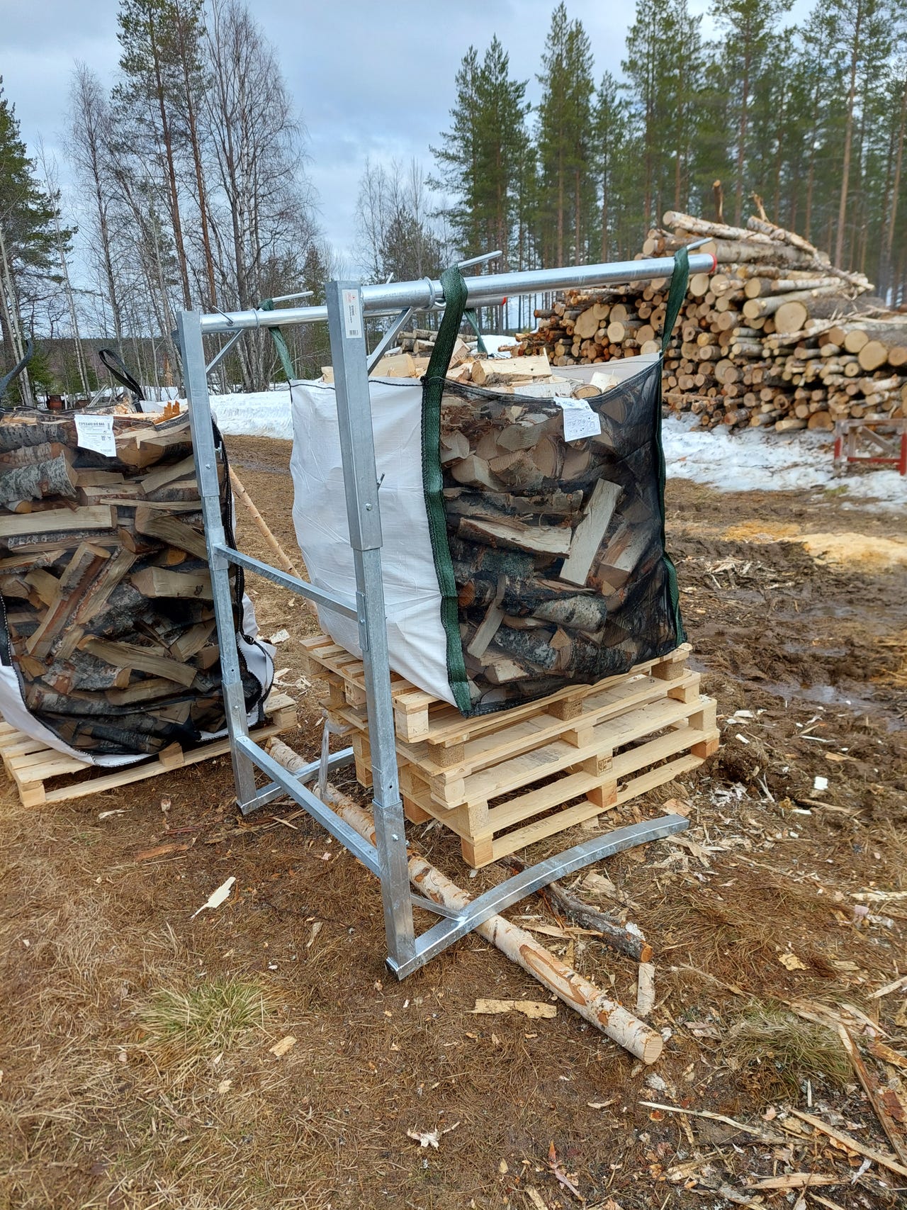 Polttopuut verkkosäkeissä lavalla