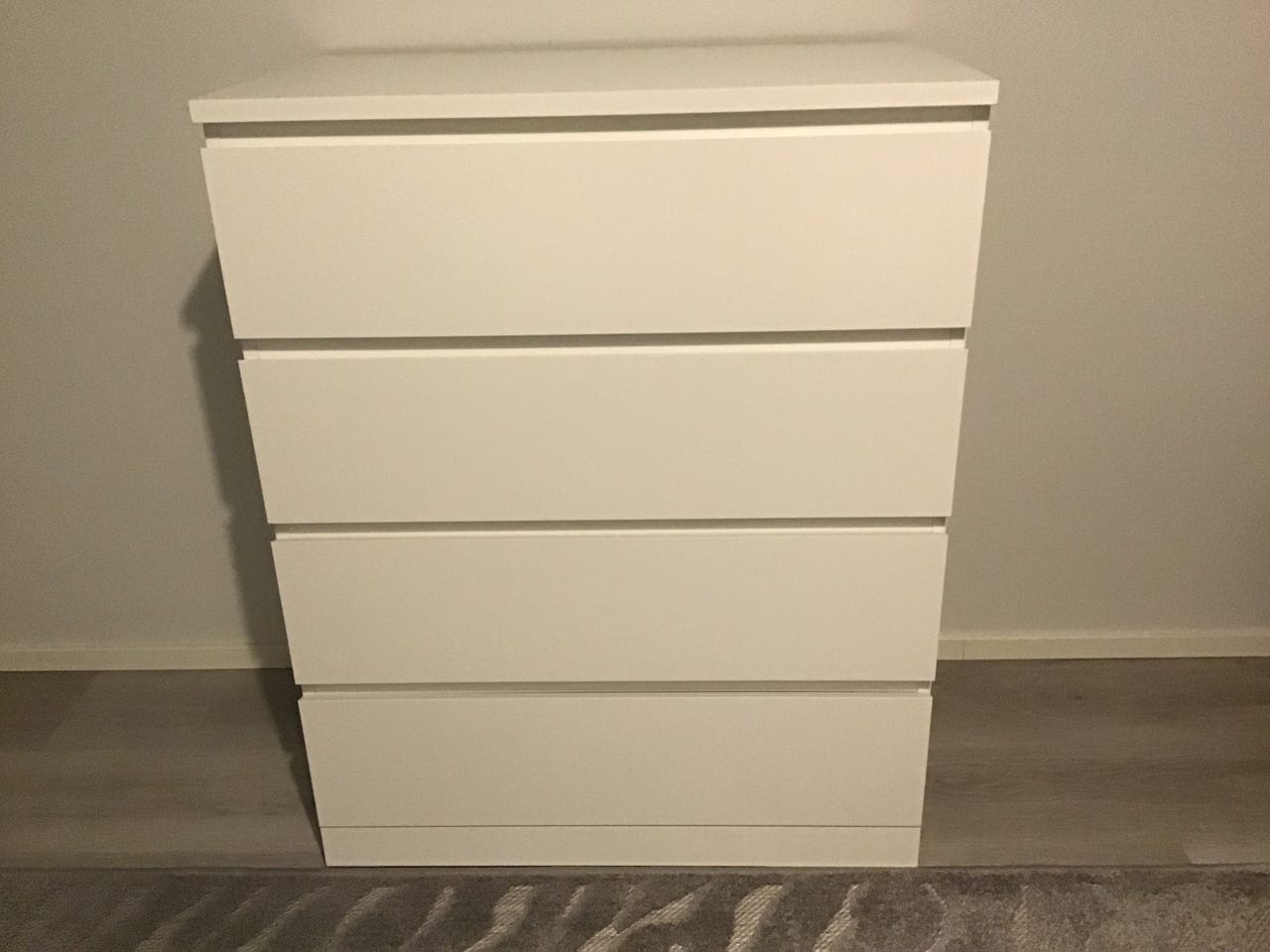 Myydään malm lipasto.