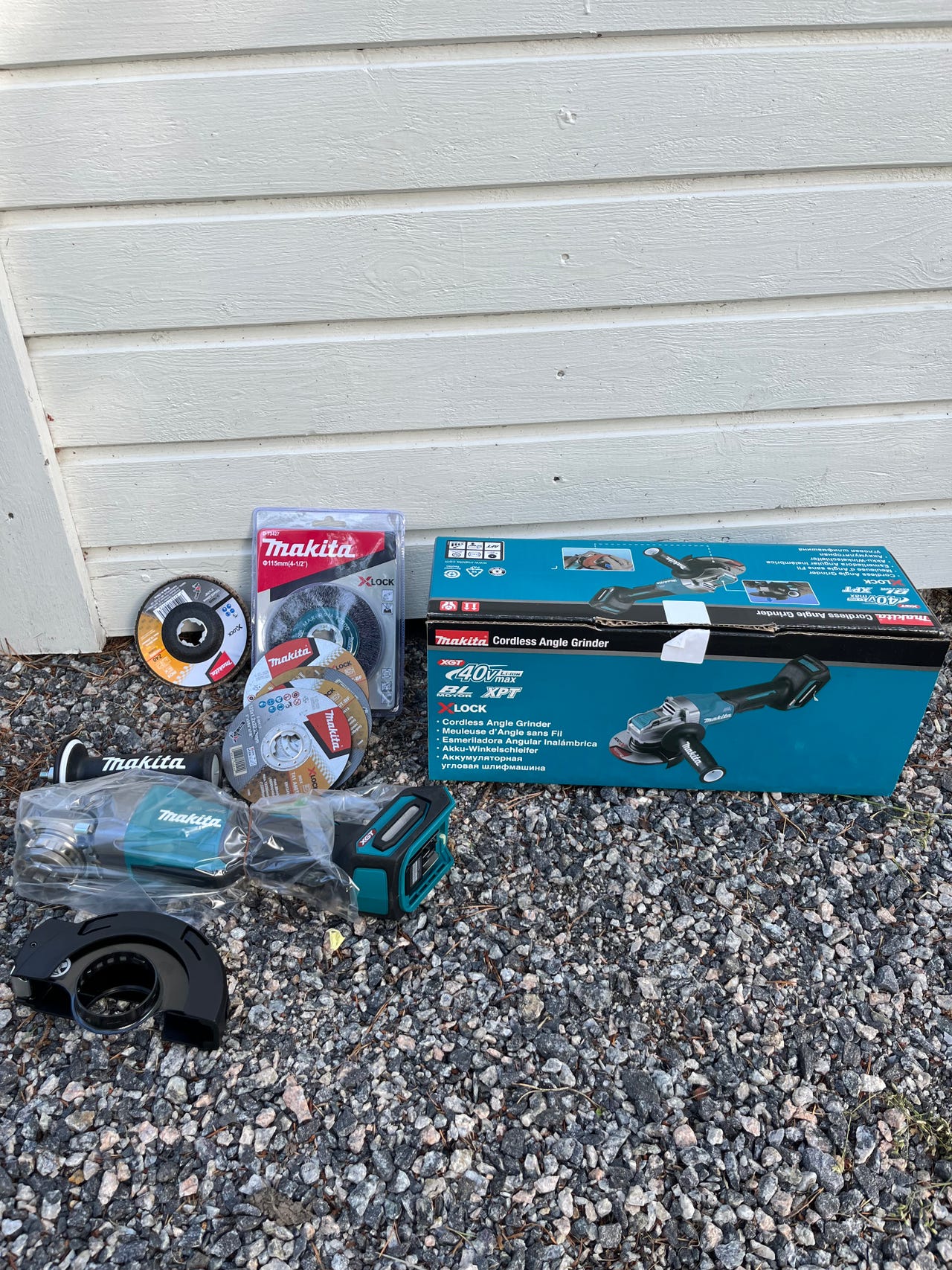 Makita 40v XGT kulmahiomakone uusi käyttämätön ja laikkoia kaupan