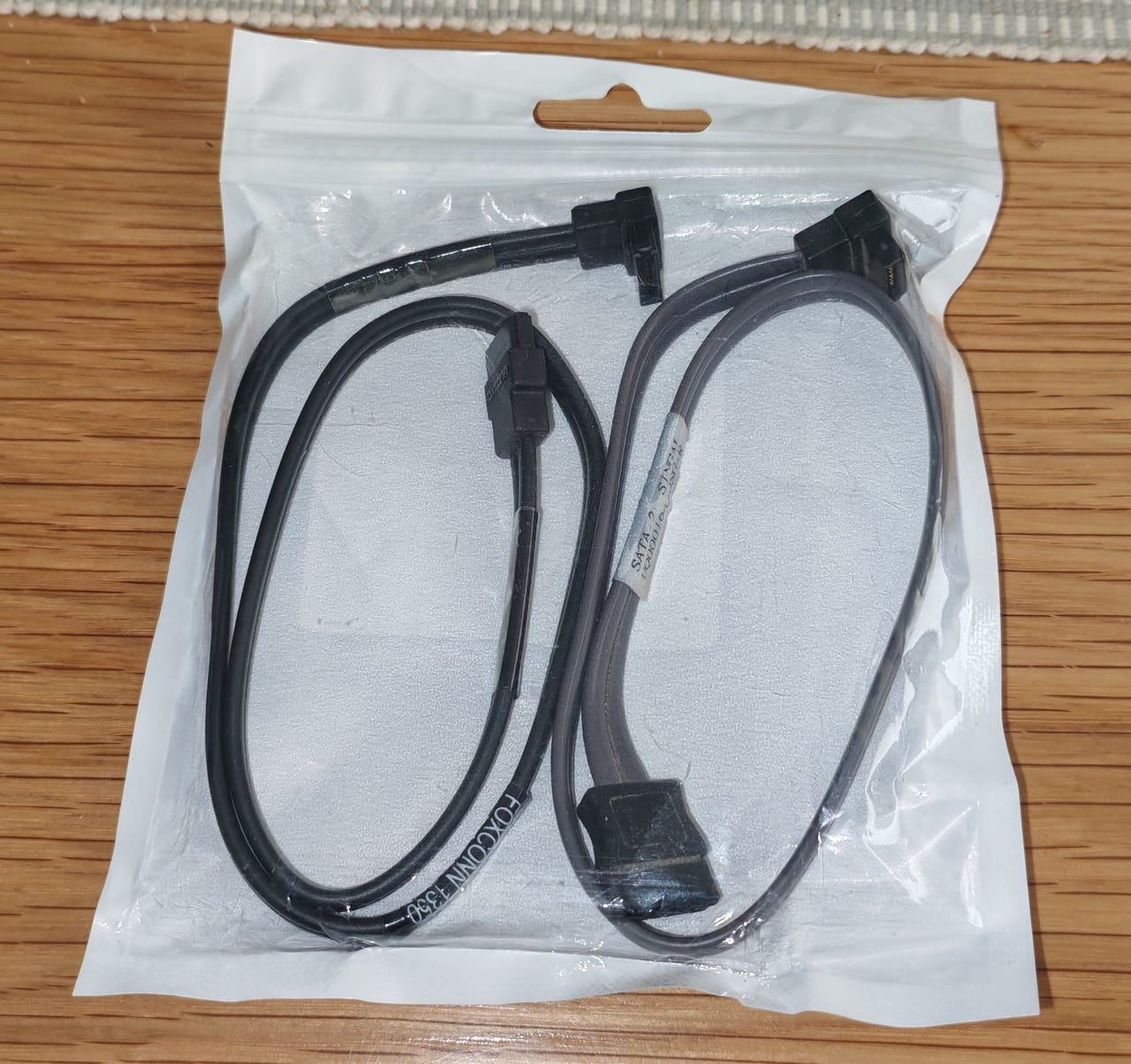 2 x SATA Serial-ATA kovalevyn datakaapelit