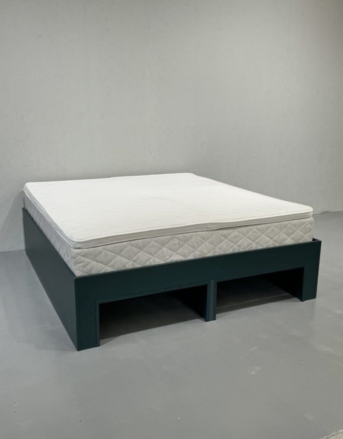 King size kokoinen 180x200 hotellisänky patjoineen kaikkineen!
