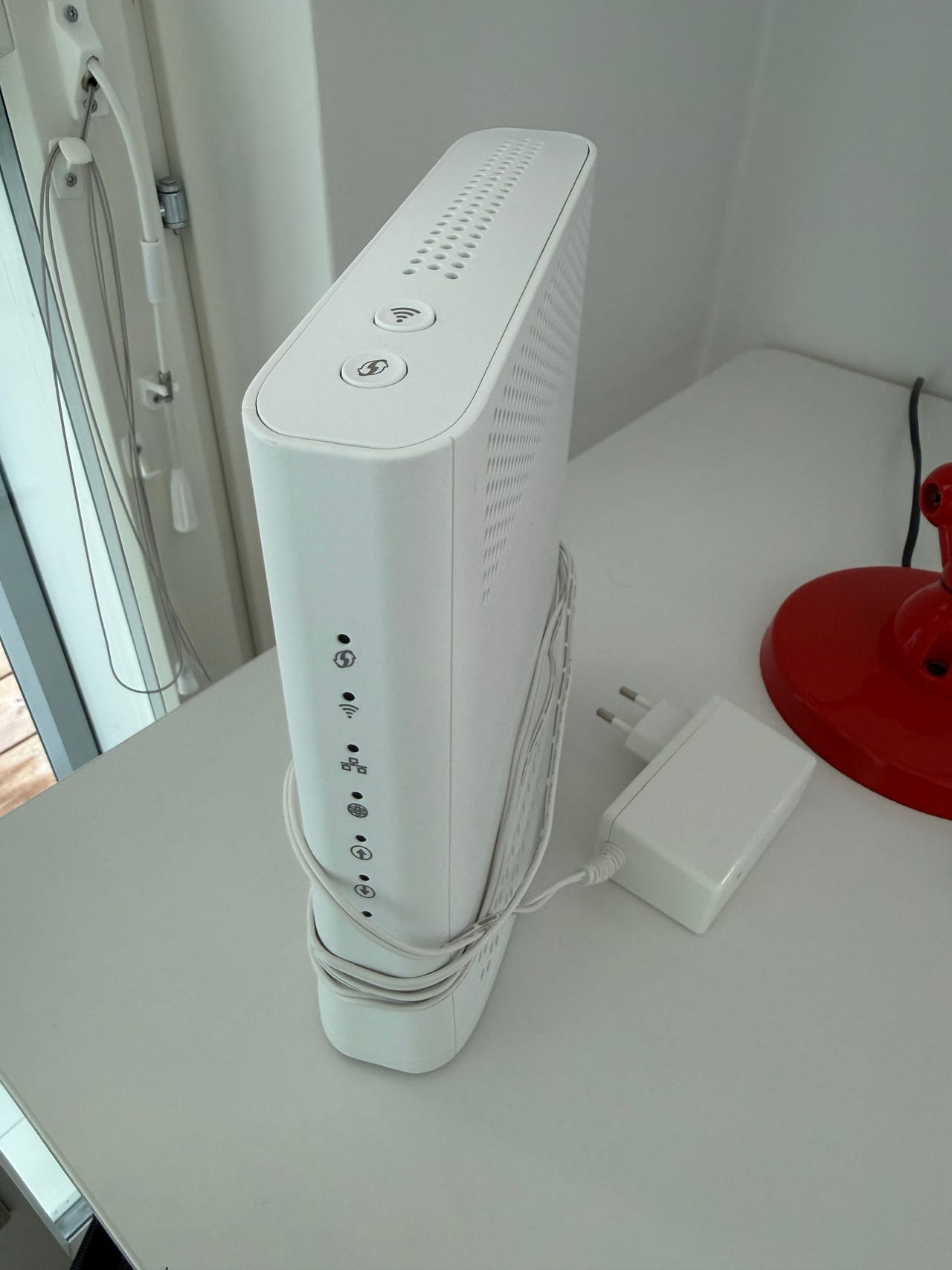 Varattu: DNA Mesh Wifi kaapelimodeemi
