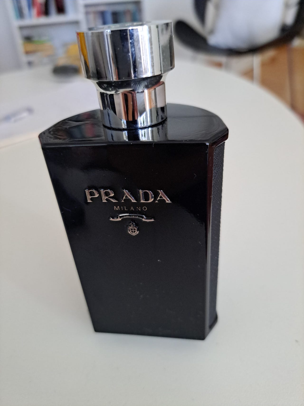 Prada musta hajuvesi