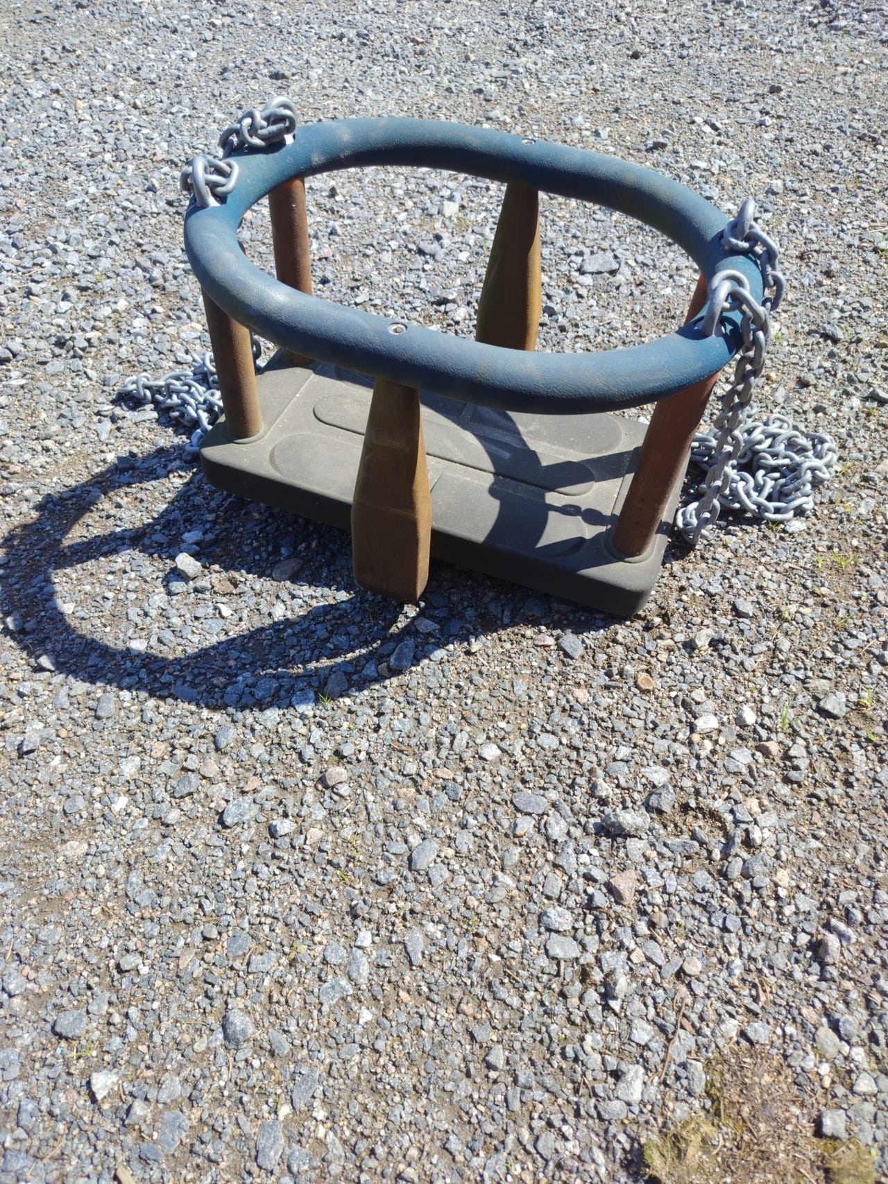 Lasten keinu turvakaarilla