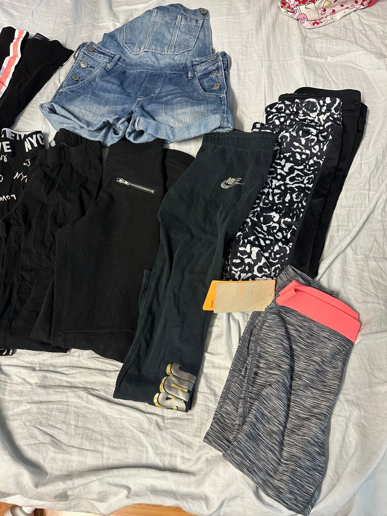 Nike tyttöjen urheiluleggingsit koko 152