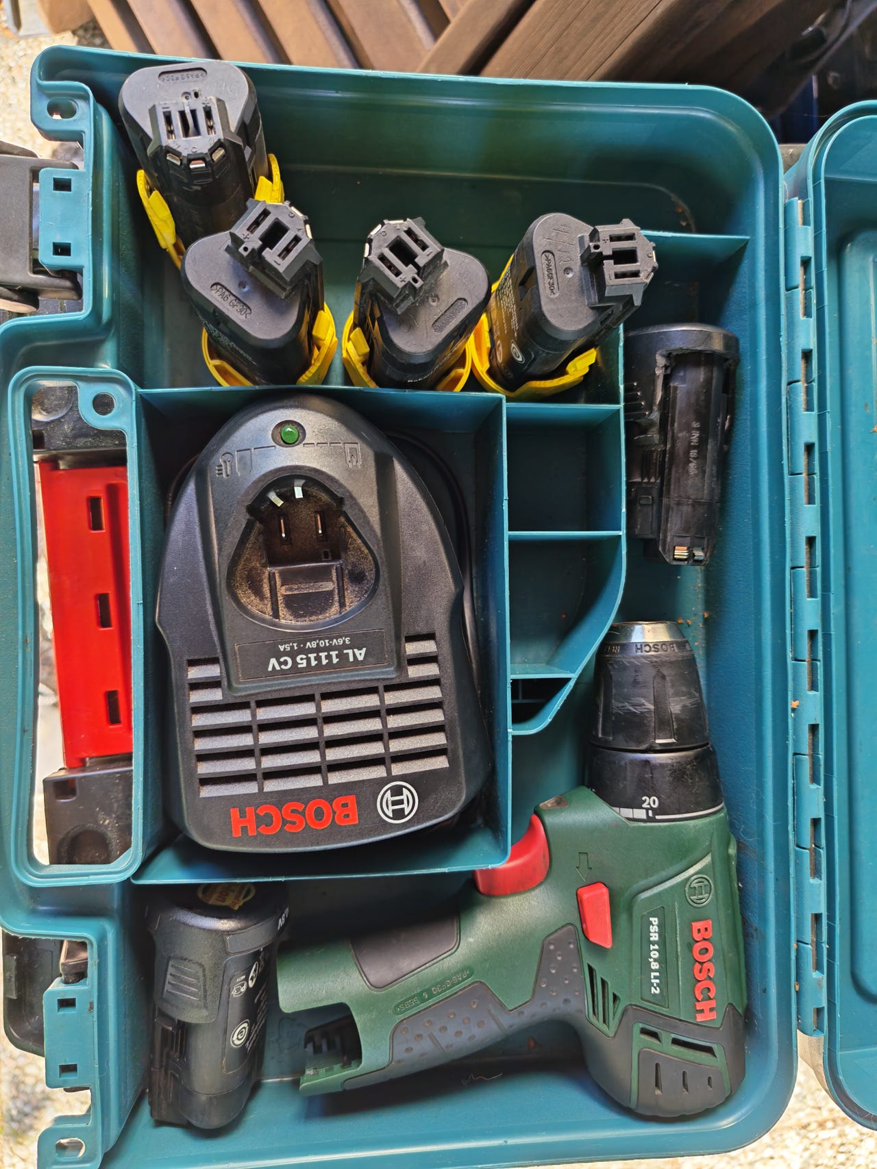 Bosch akkuporakone tarvikkeineen