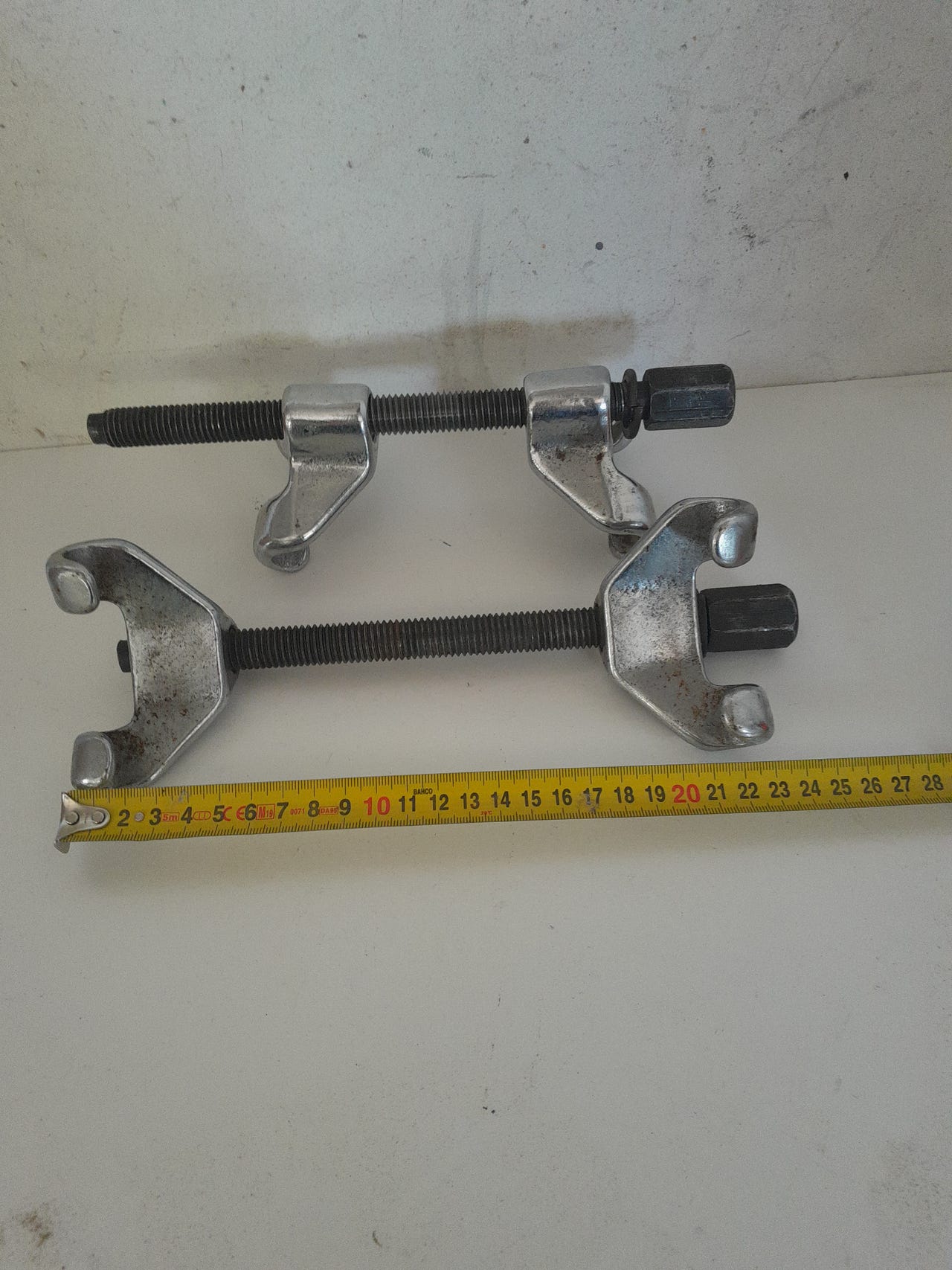 Auton jousipuristimet