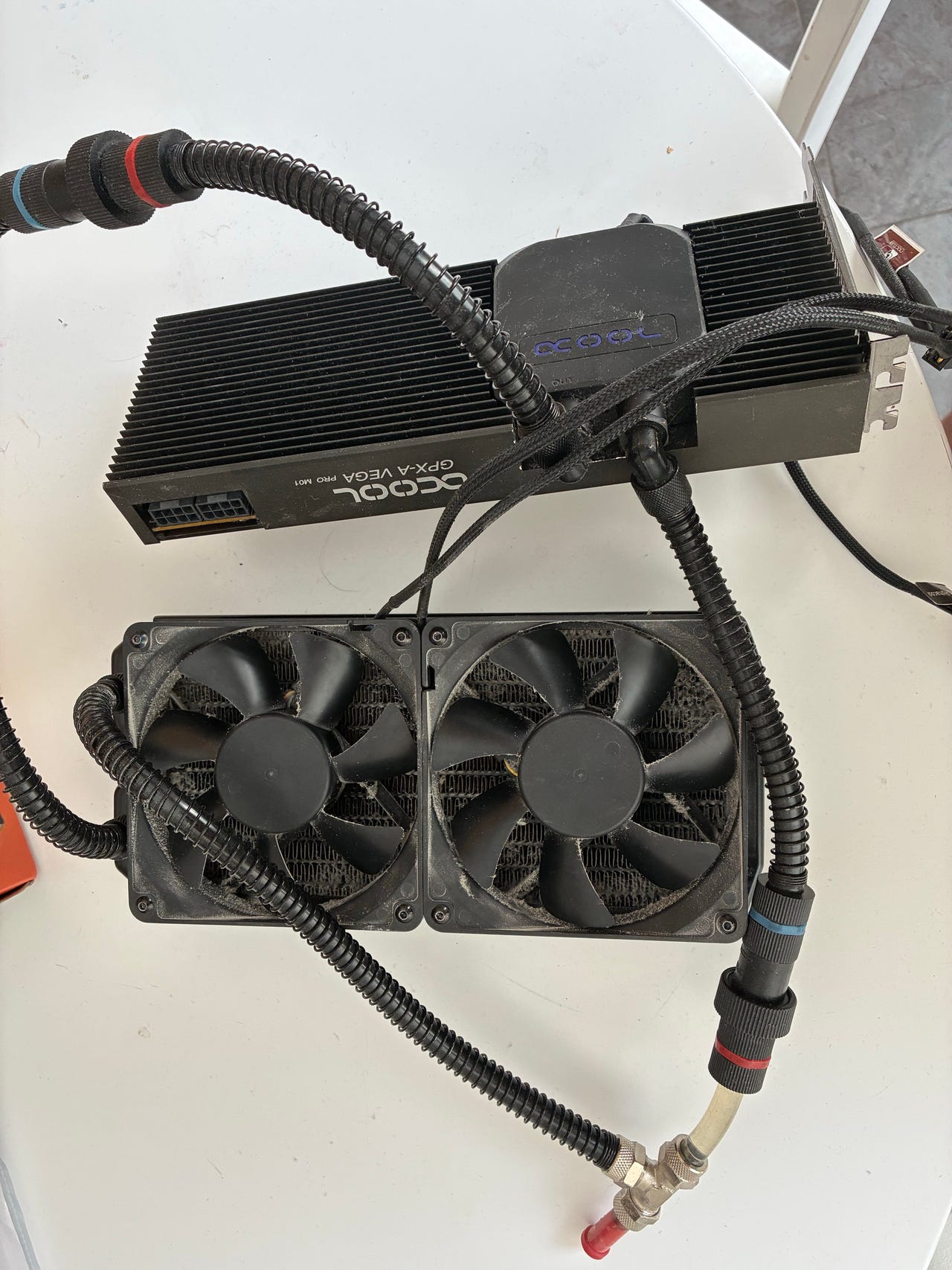 XFX Radeon RX Vega 56 näytönohjain vesijäähdytyksellä