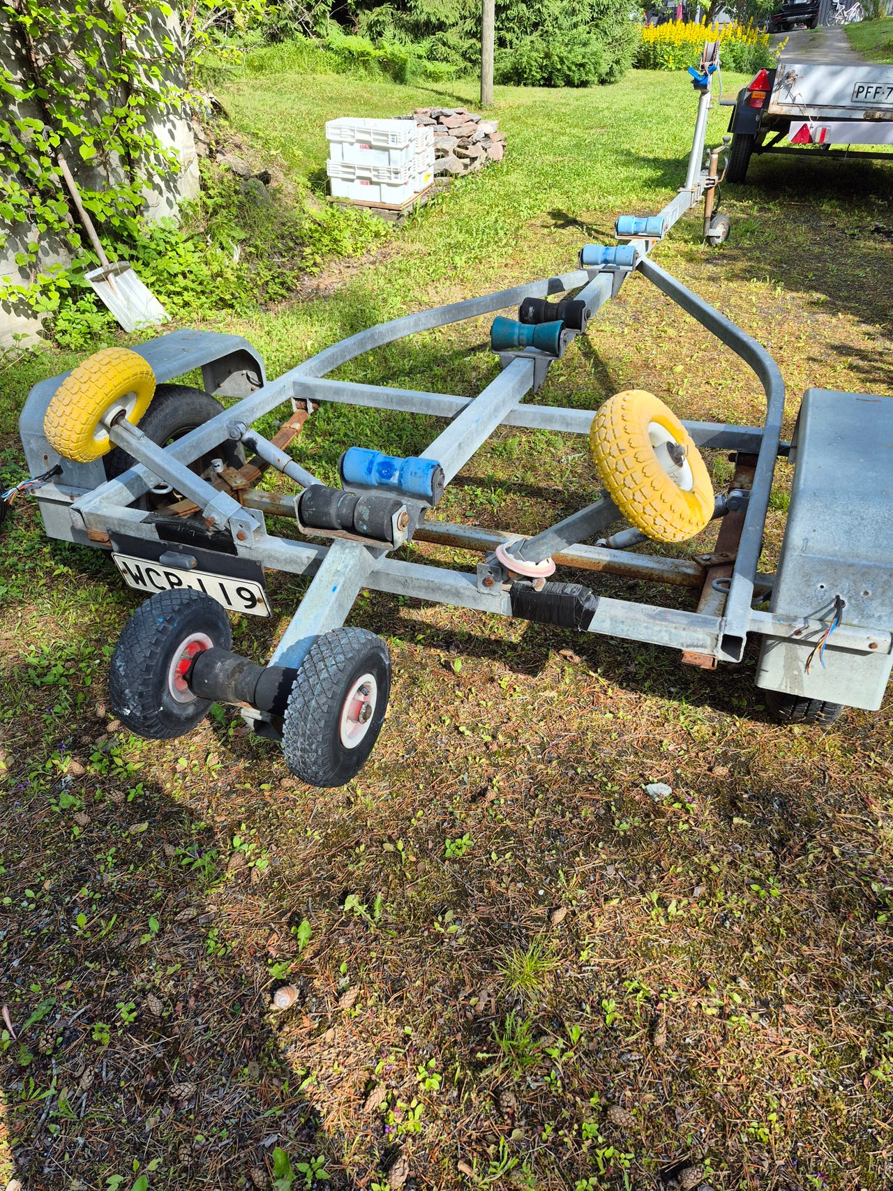 750 kg venetraileri – laakerit ja tukipyörät uusittu