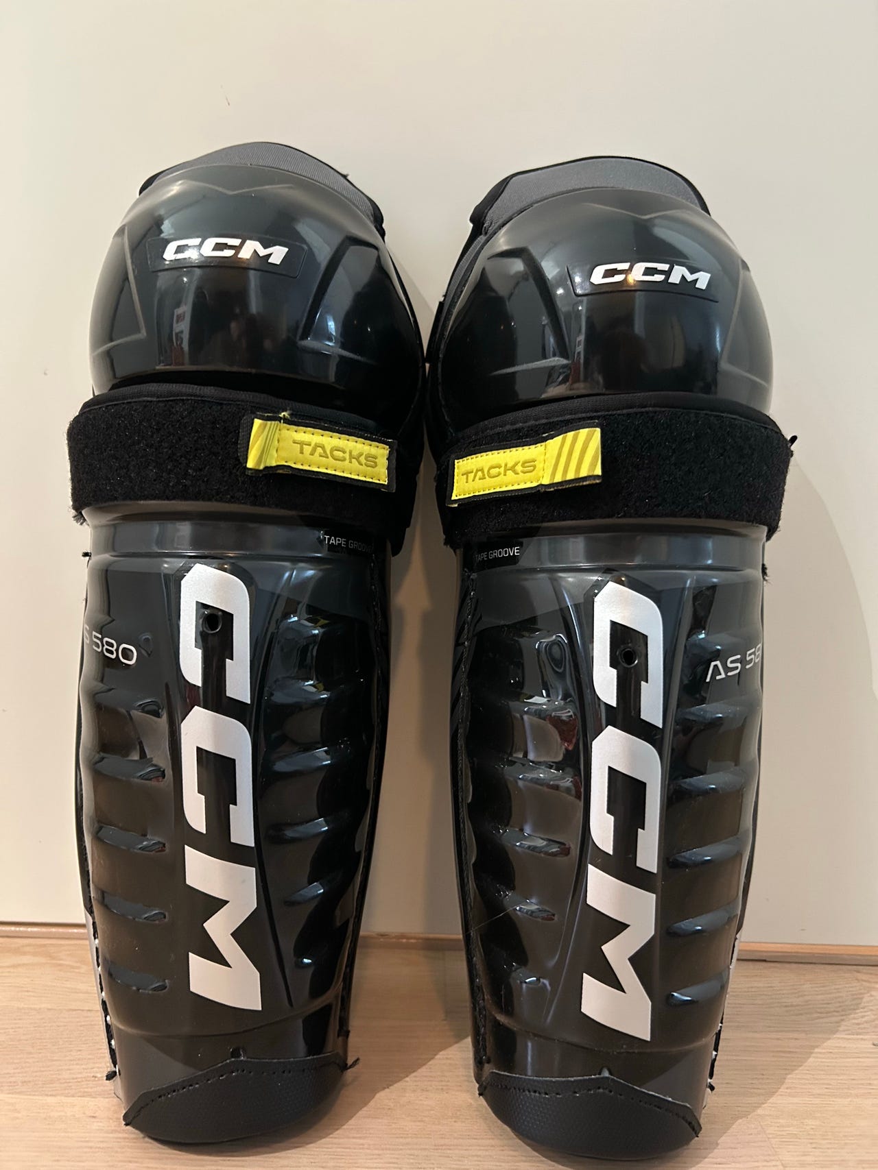 Uudet CCM Tacks AS 580 säärisuojat 12”
