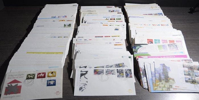 Alankomaat - Laatikko täynnä satoja FDC-kortteja ja muuta.