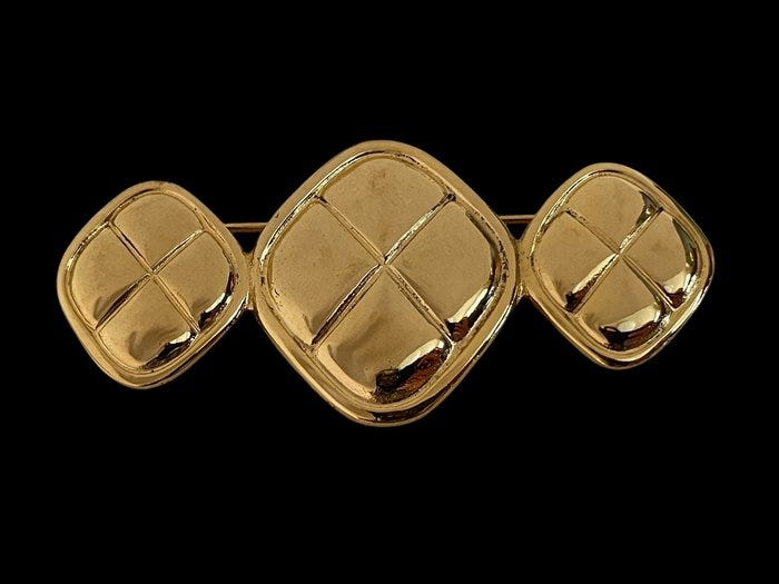 Chanel - Rintaneula - Gold-tone quilted motif brooch Kultasilattu
