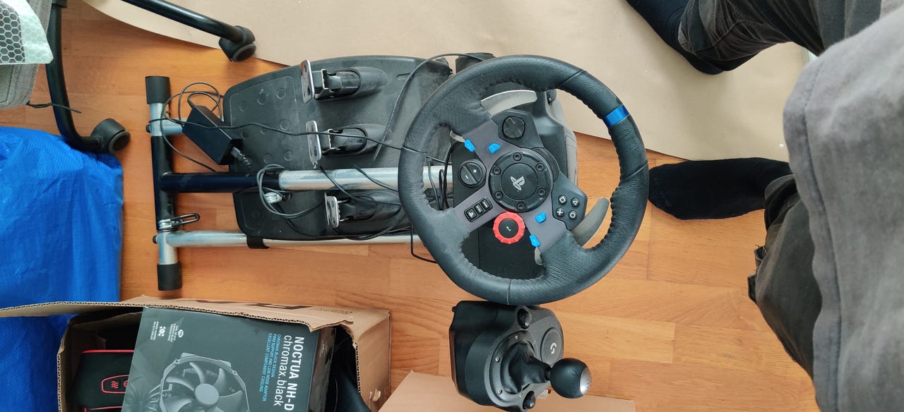 Logitech G29, polkimet, vaihdekeppi ja standi. Playstation versio