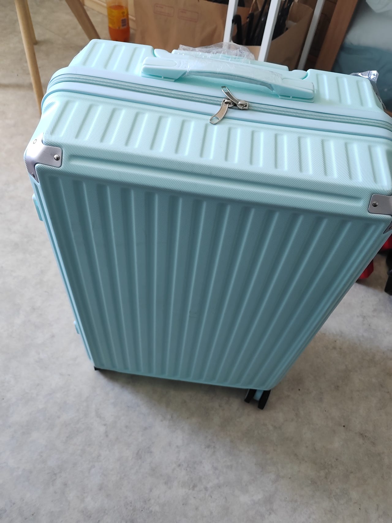 Vaaleansininen muovinen matkalaukku / Light blue plastic suitcase