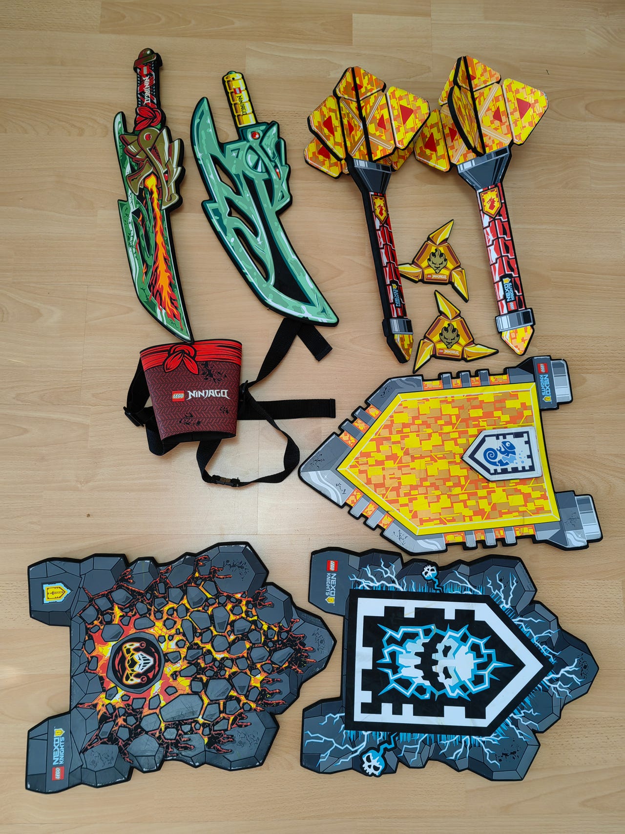 Lego aseita ja kilpiä vaahtomuovia Ninjago Nexo Knights