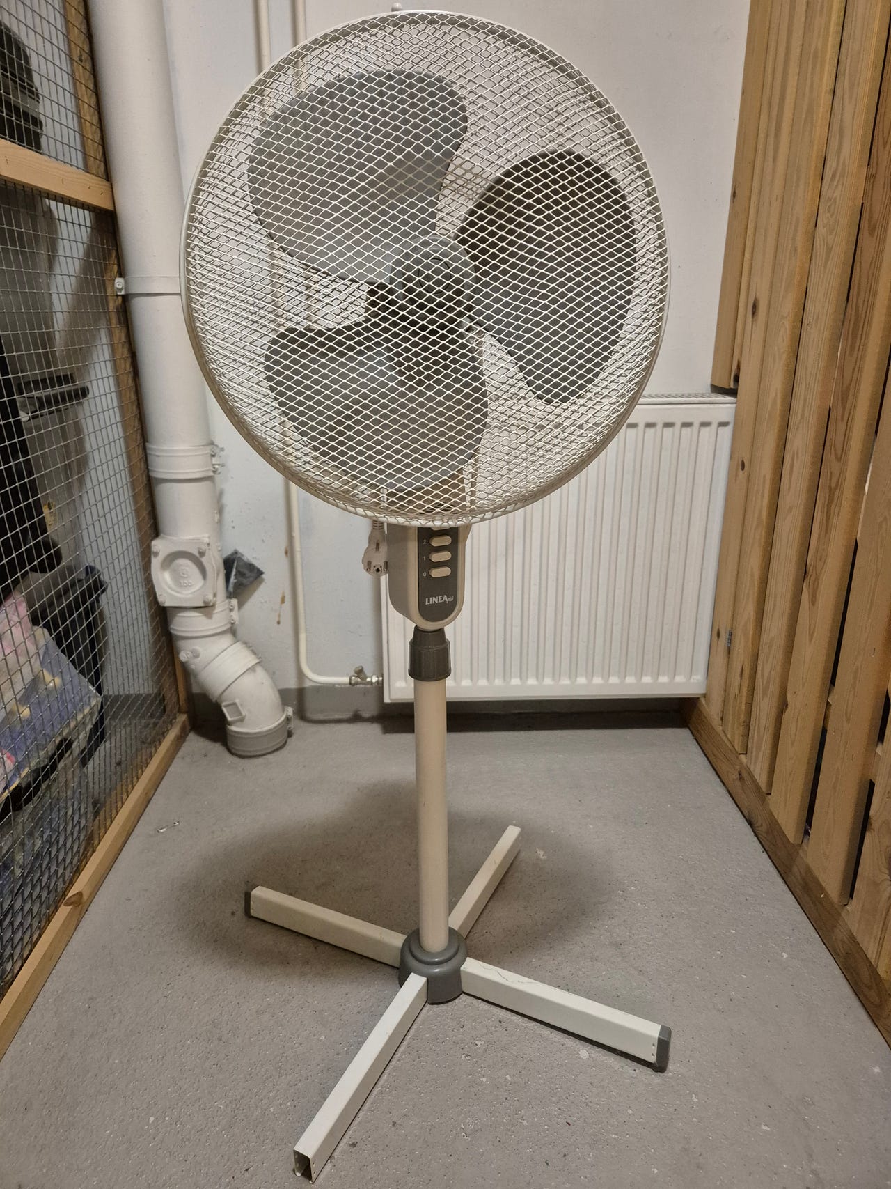 Valkoinen lattiatuuletin