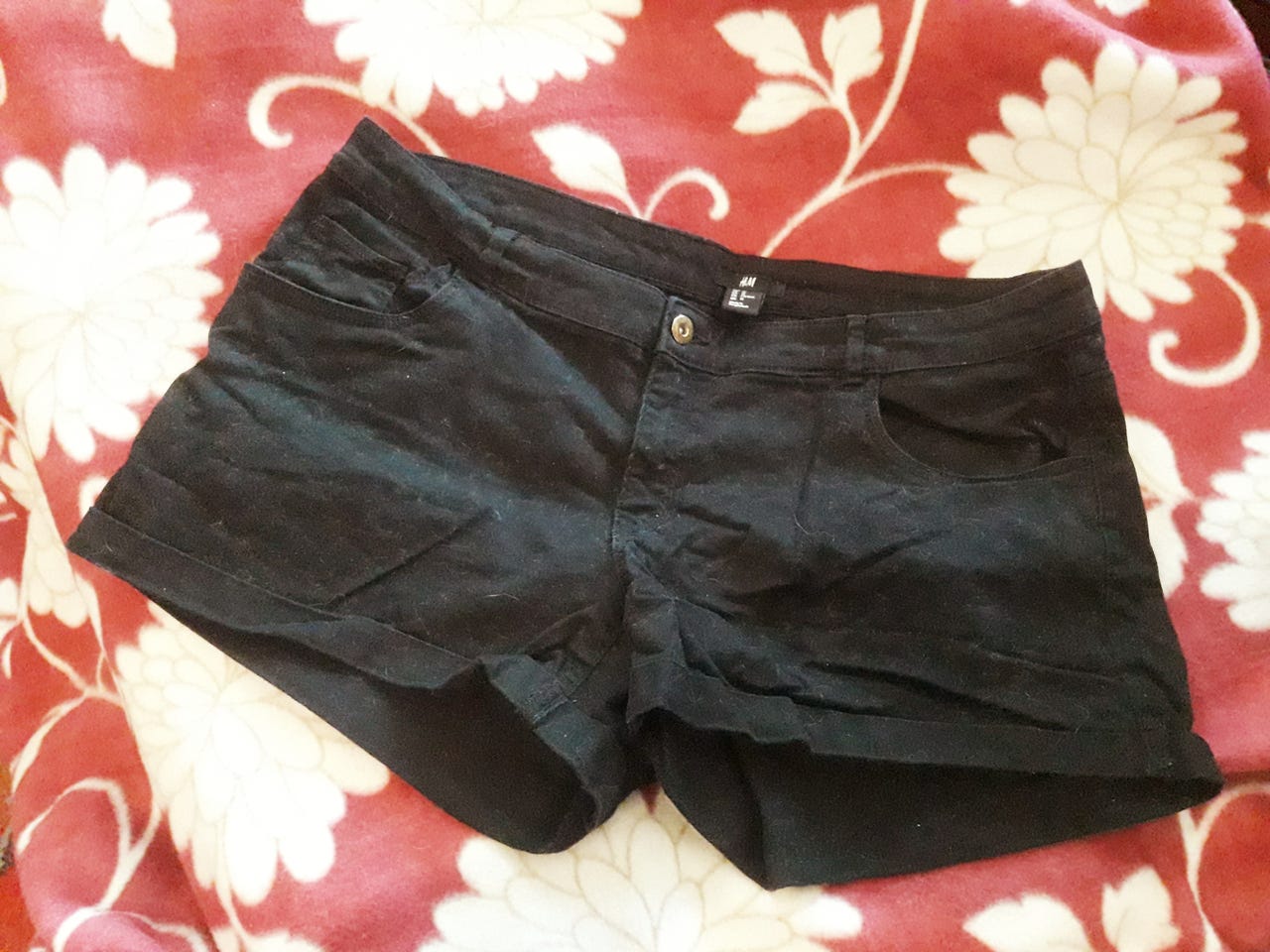 Mustat shortsit, koko 44