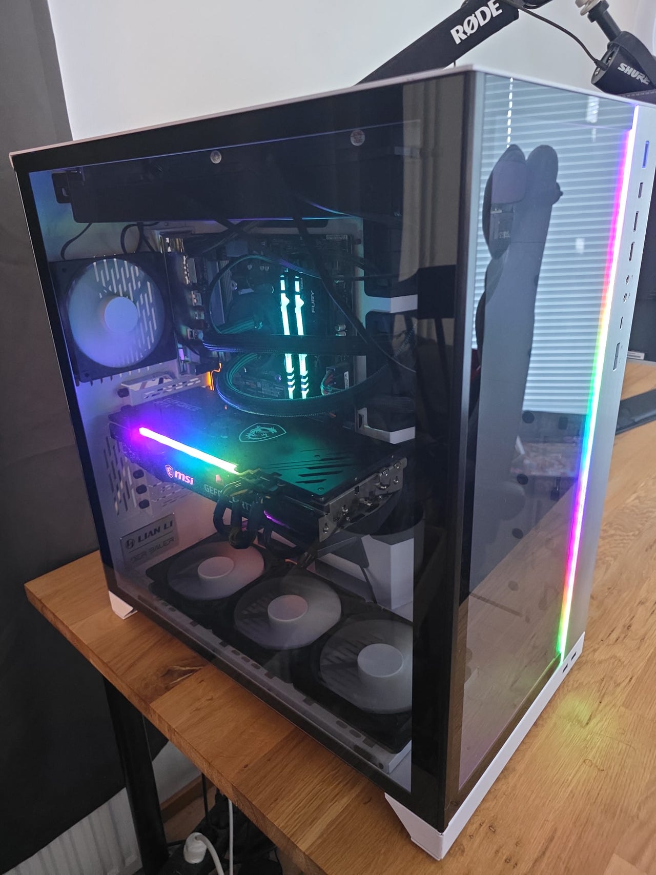 Tehokas pelikone suurella RGB ATX kopalla