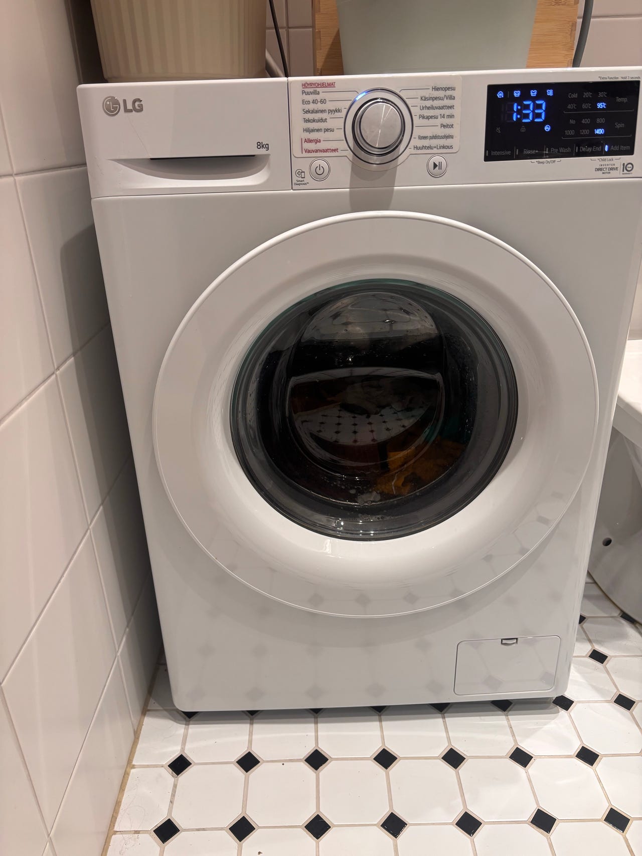 LG edestä täytettävä pesukone valkoinen