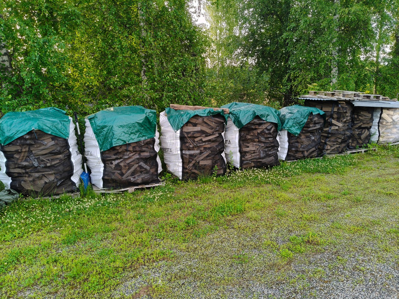 Ylivuotista koivuklapia 1,5m3 säkeissä