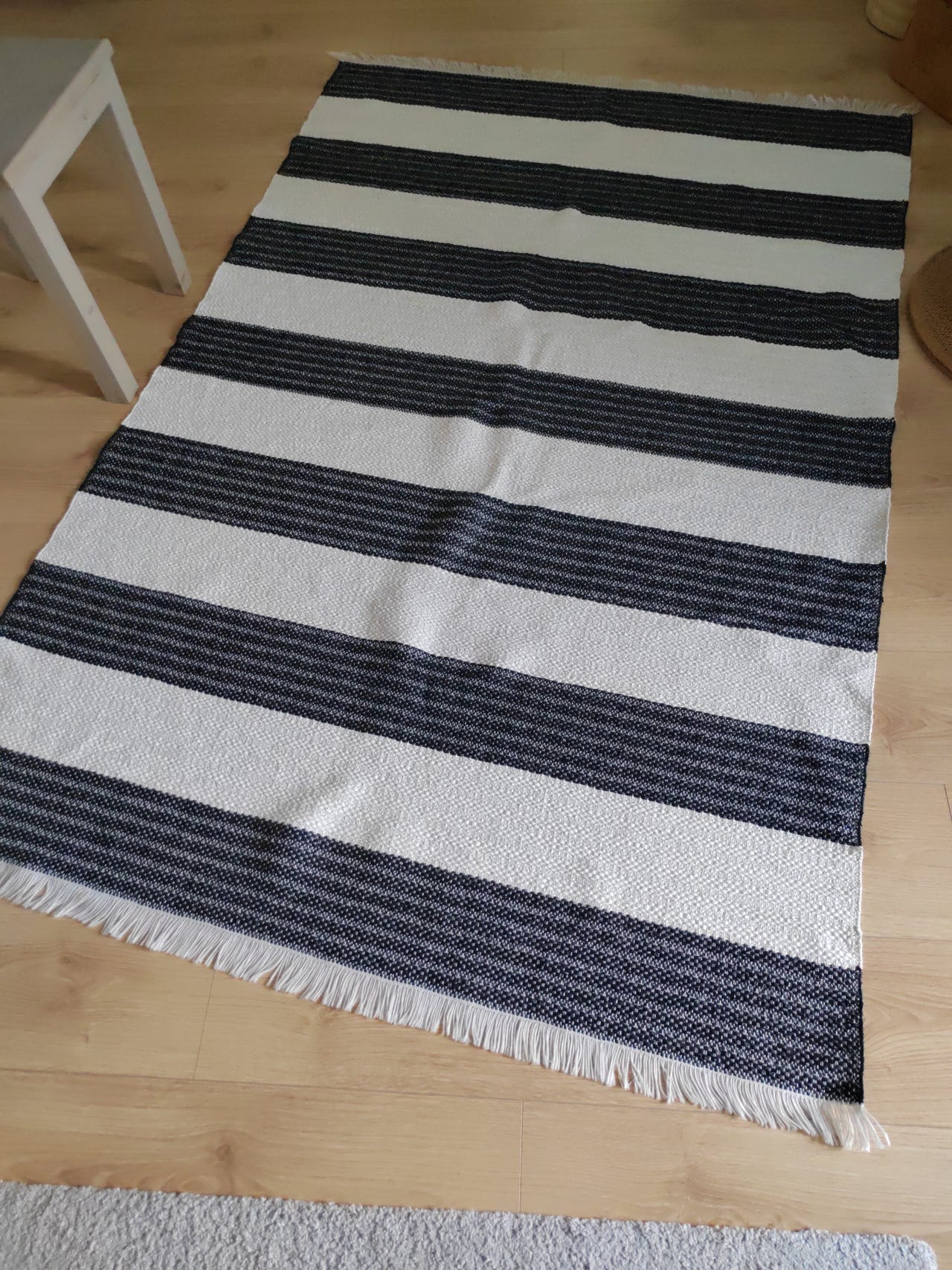 Muovimatto mustavalkoraidallinen Ellos