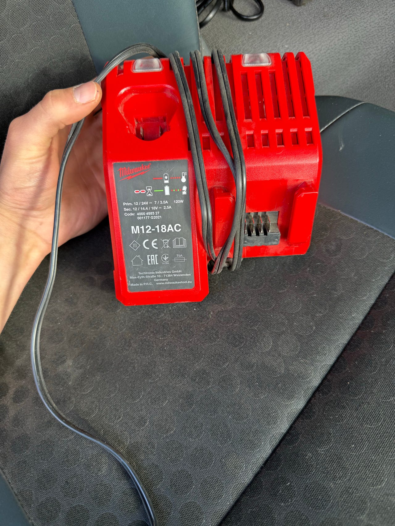 Milwaukee M12-18 12V laturi