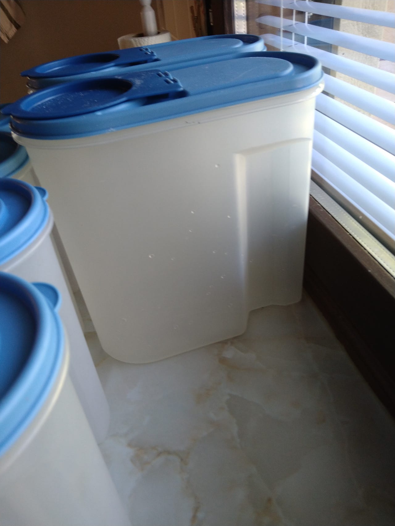 Tupperware säilytysastiat sinisellä kannella