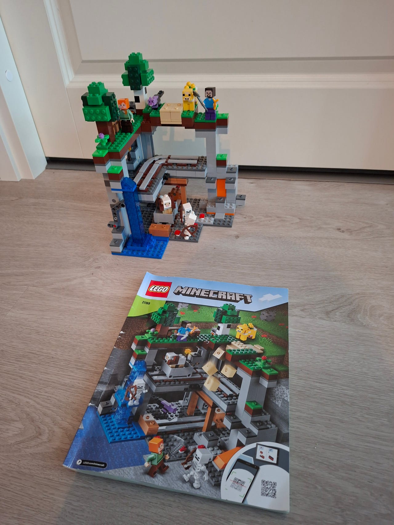 LEGO Minecraft 21169 Ensimmäinen seikkailu