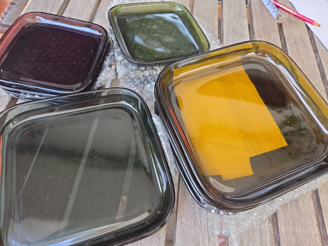 Iittala lasilautaset neliö eri värejä