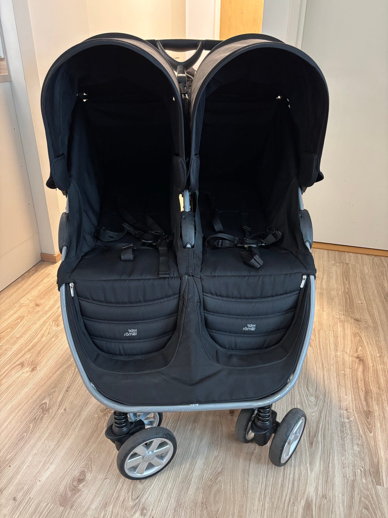 Britax tuplarattaat-matkarattaat musta